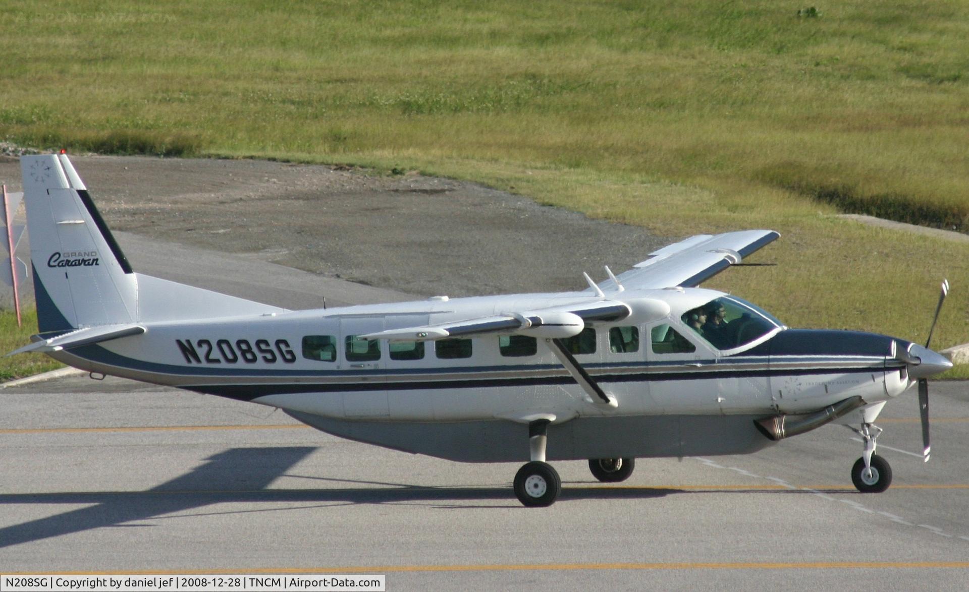 N208SG, 2001 Cessna 208B C/N 208B0894, taxing runway 10