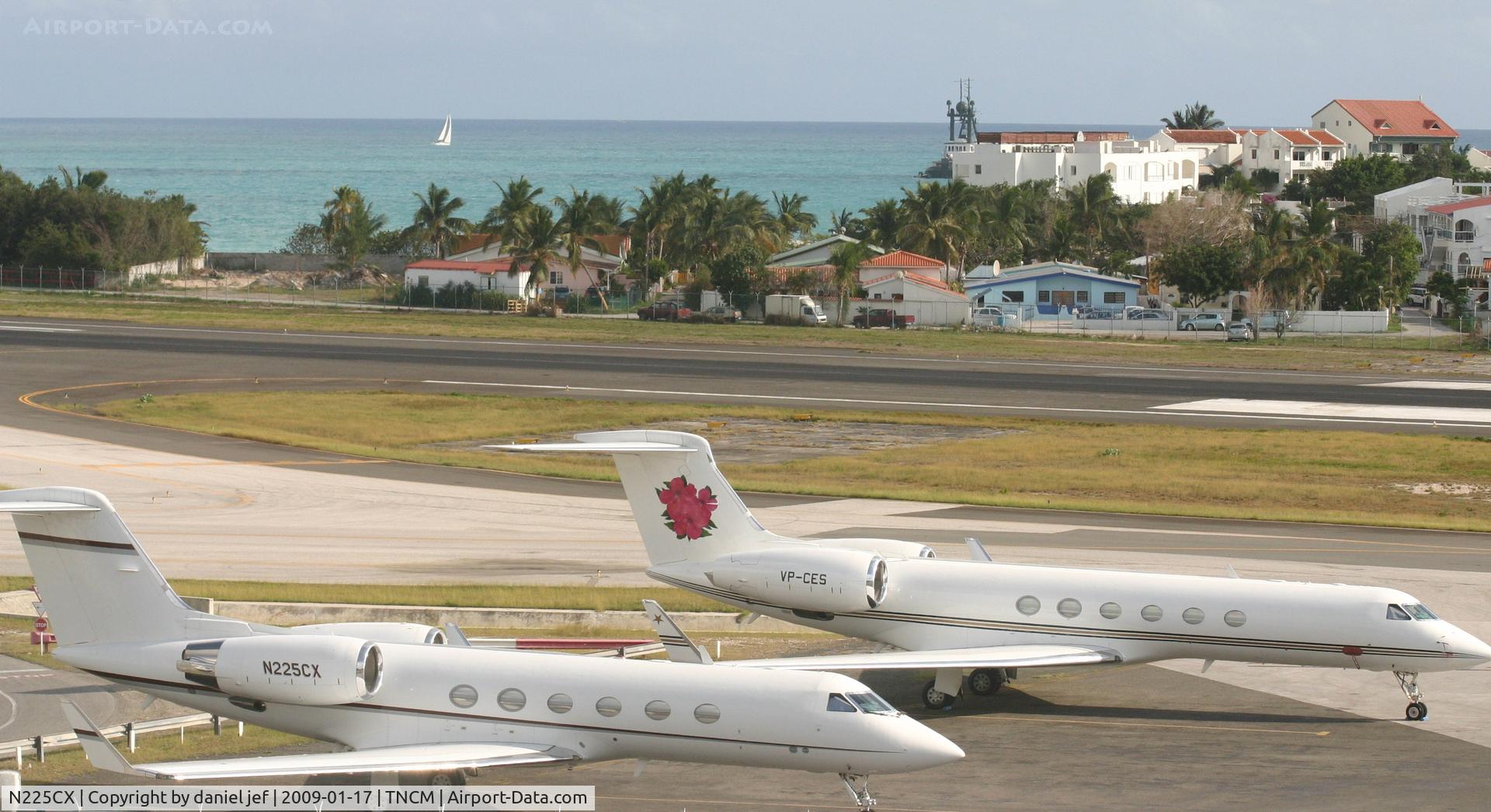 N225CX, 2001 Gulfstream Aerospace G-IV C/N 1467, park at the cargo ramp