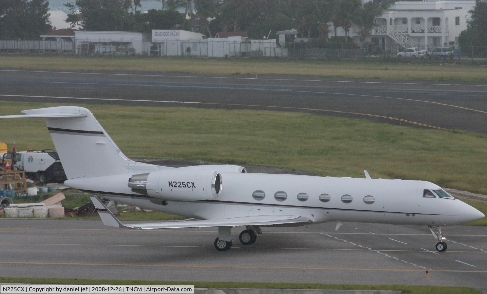 N225CX, 2001 Gulfstream Aerospace G-IV C/N 1467, taxing runway 10