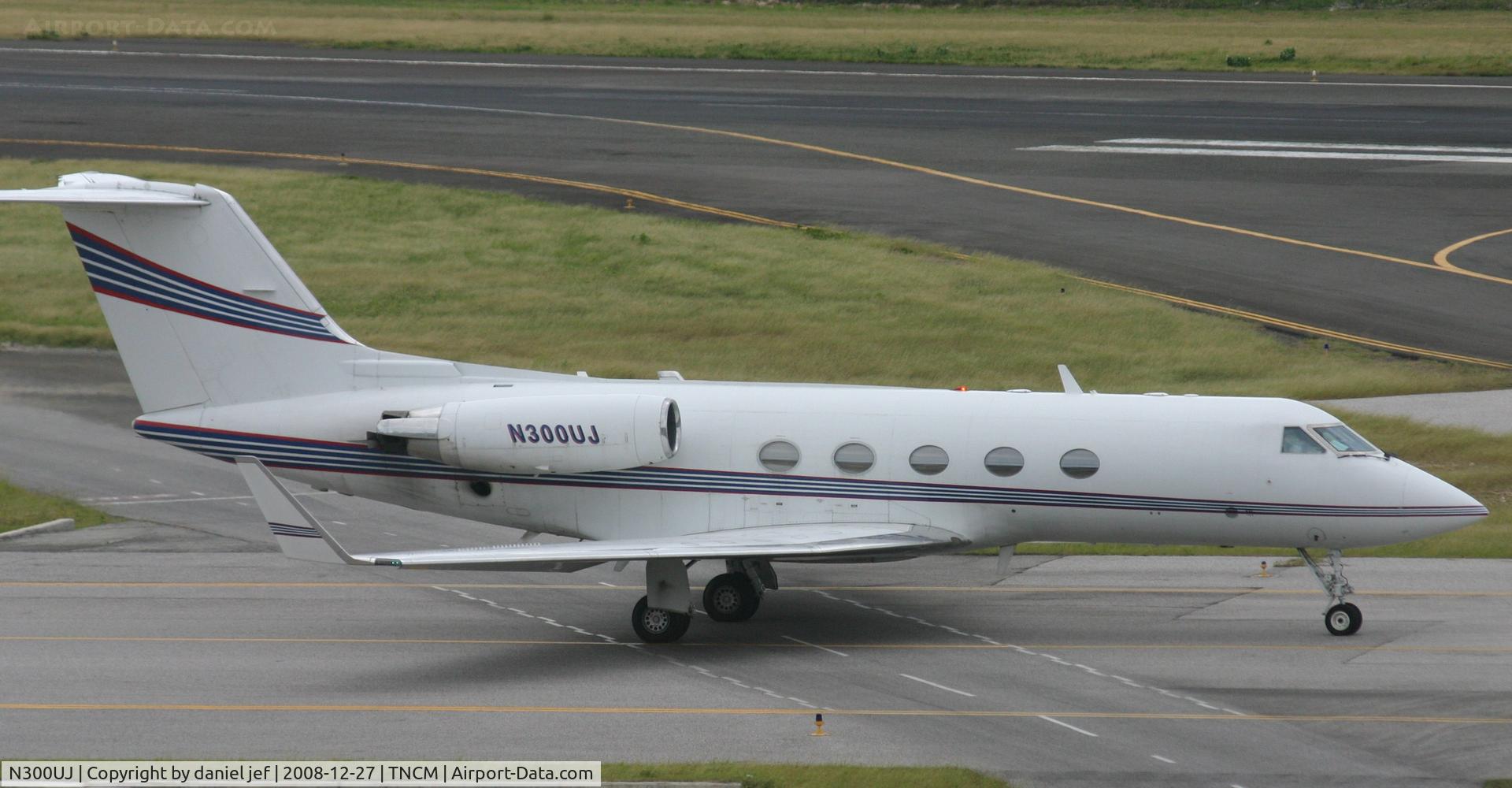 N300UJ, 1980 Gulfstream American G-1159A Gulfstream III C/N 316, taxing runway 10