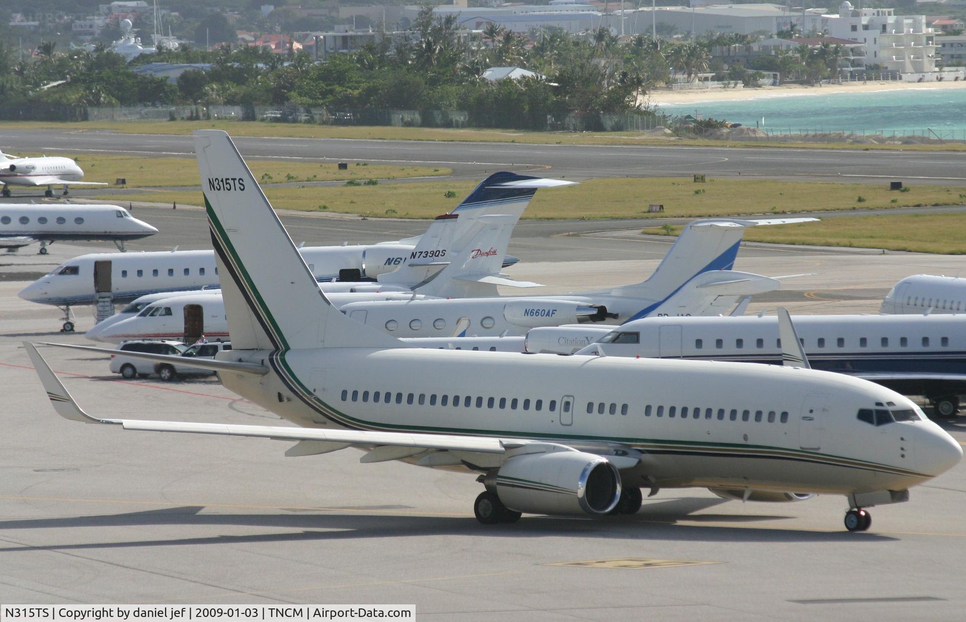 N315TS, 2000 Boeing 737-7CU C/N 30772, taxing runway 10