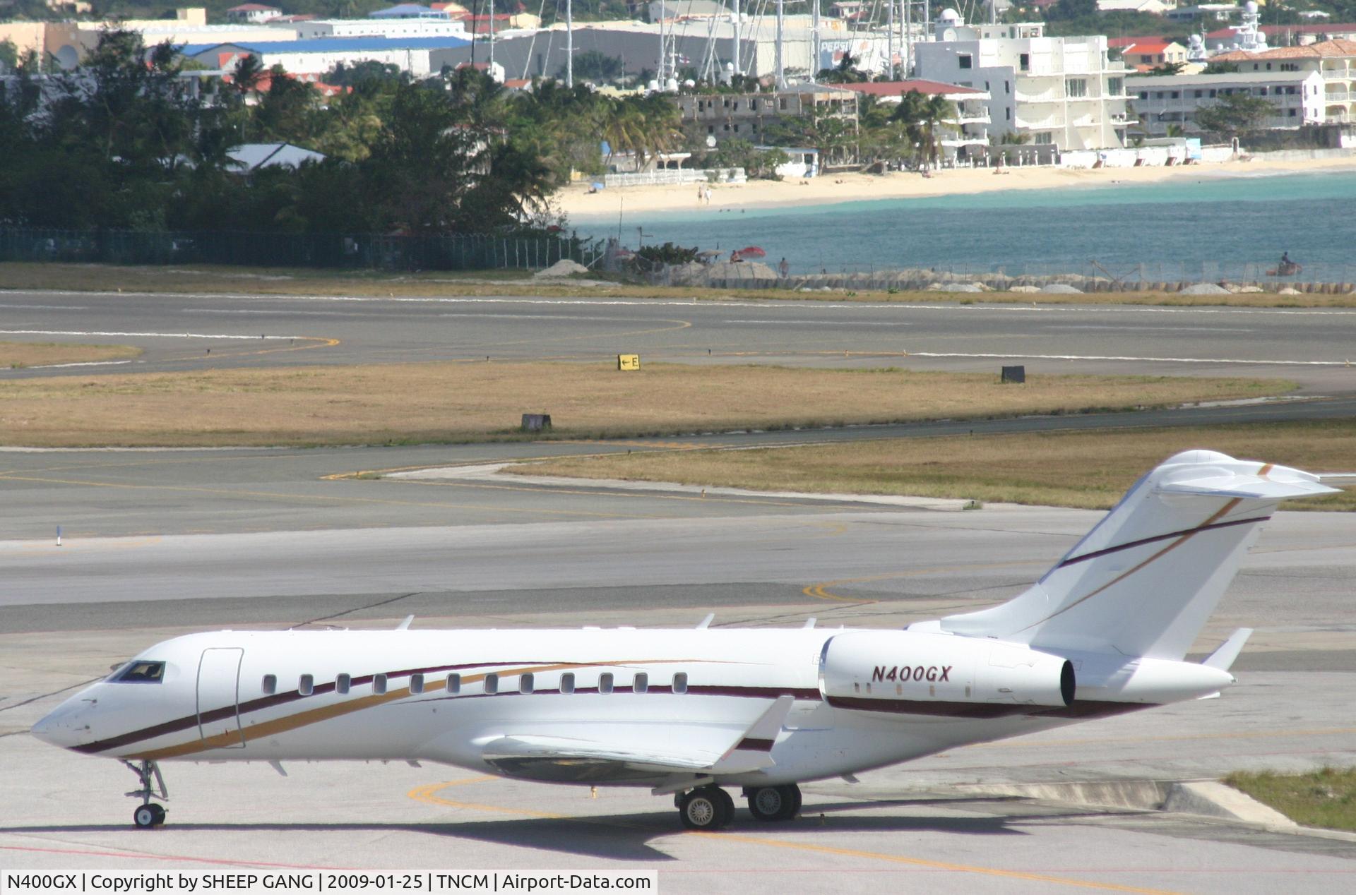 N400GX, 1999 Bombardier BD-700-1A10 Global Express C/N 9037, park at the ramp