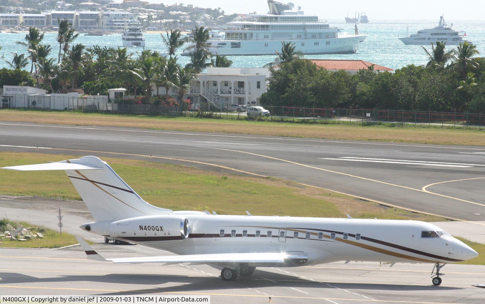 N400GX, 1999 Bombardier BD-700-1A10 Global Express C/N 9037, taxing runway 10