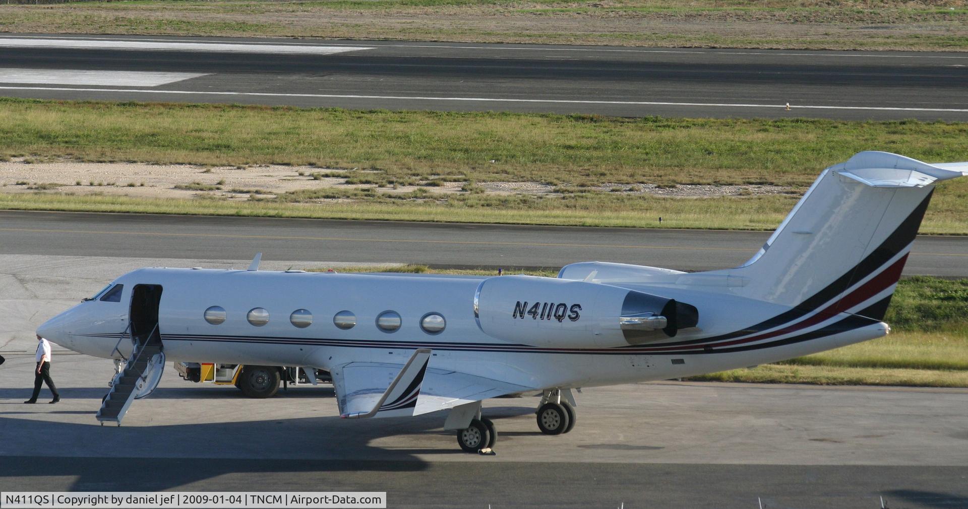 N411QS, 1997 Gulfstream Aerospace G-IV C/N 1311, park at the cargo ramp
