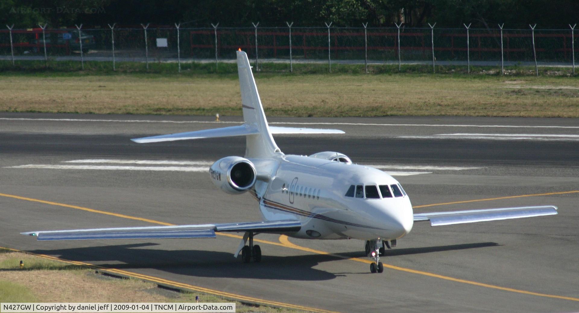 N427GW, 1995 Dassault Falcon 2000 C/N 20, taxing runway 10