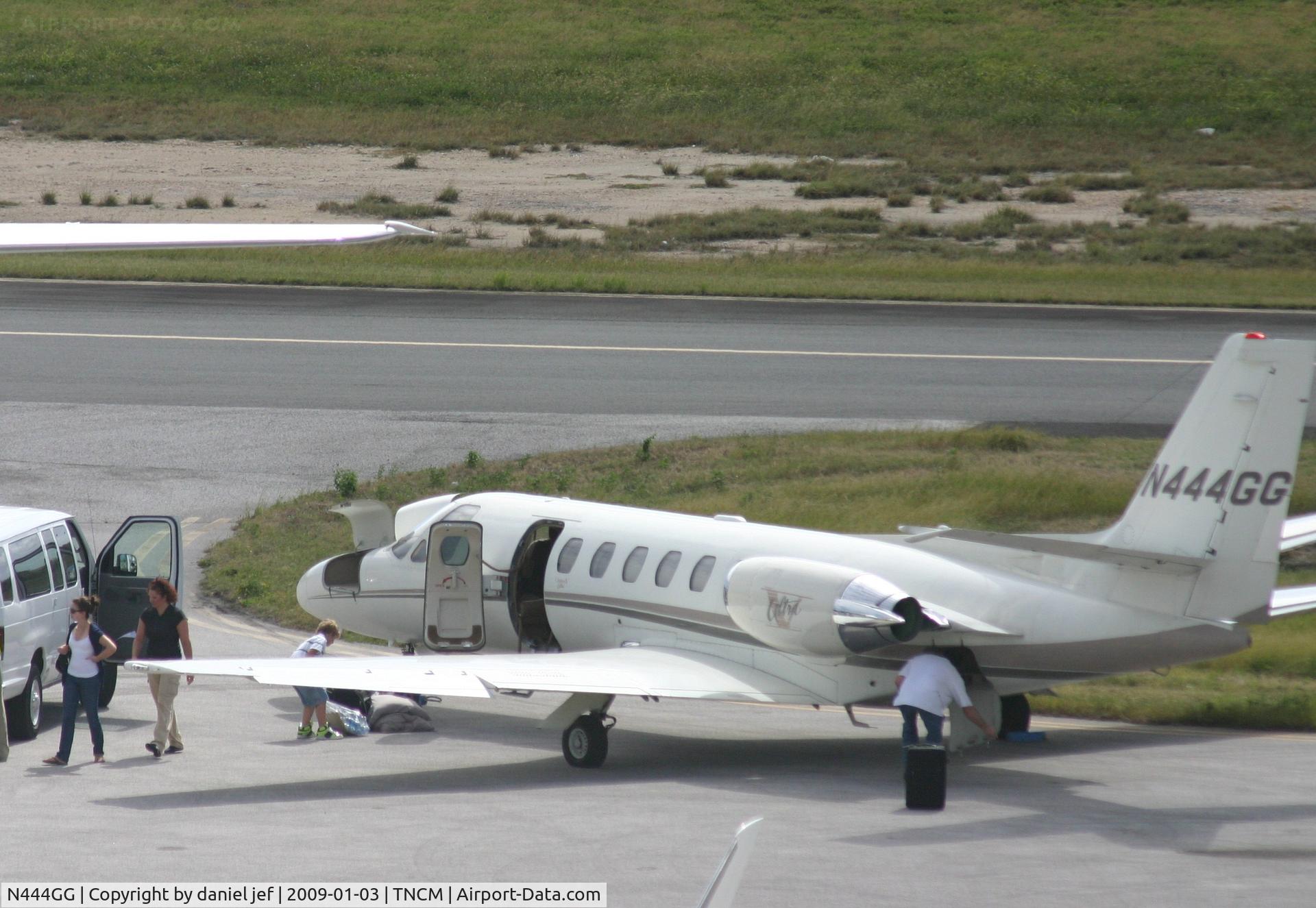 N444GG, 1994 Cessna 560 C/N 560-0262, park at the cargo ramp