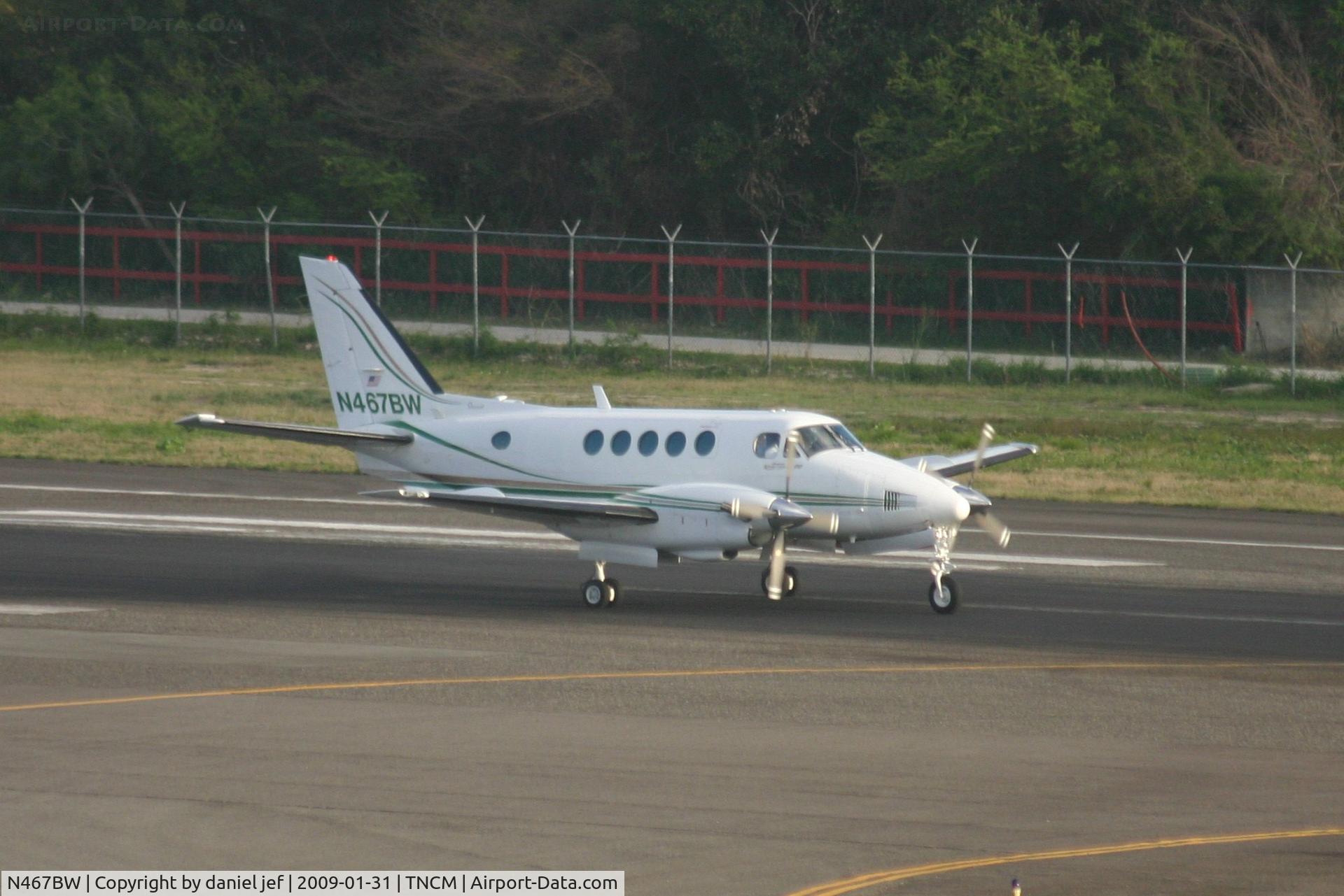 N467BW, 1972 Beech A100 King Air C/N B-130, Back tracking runway 10