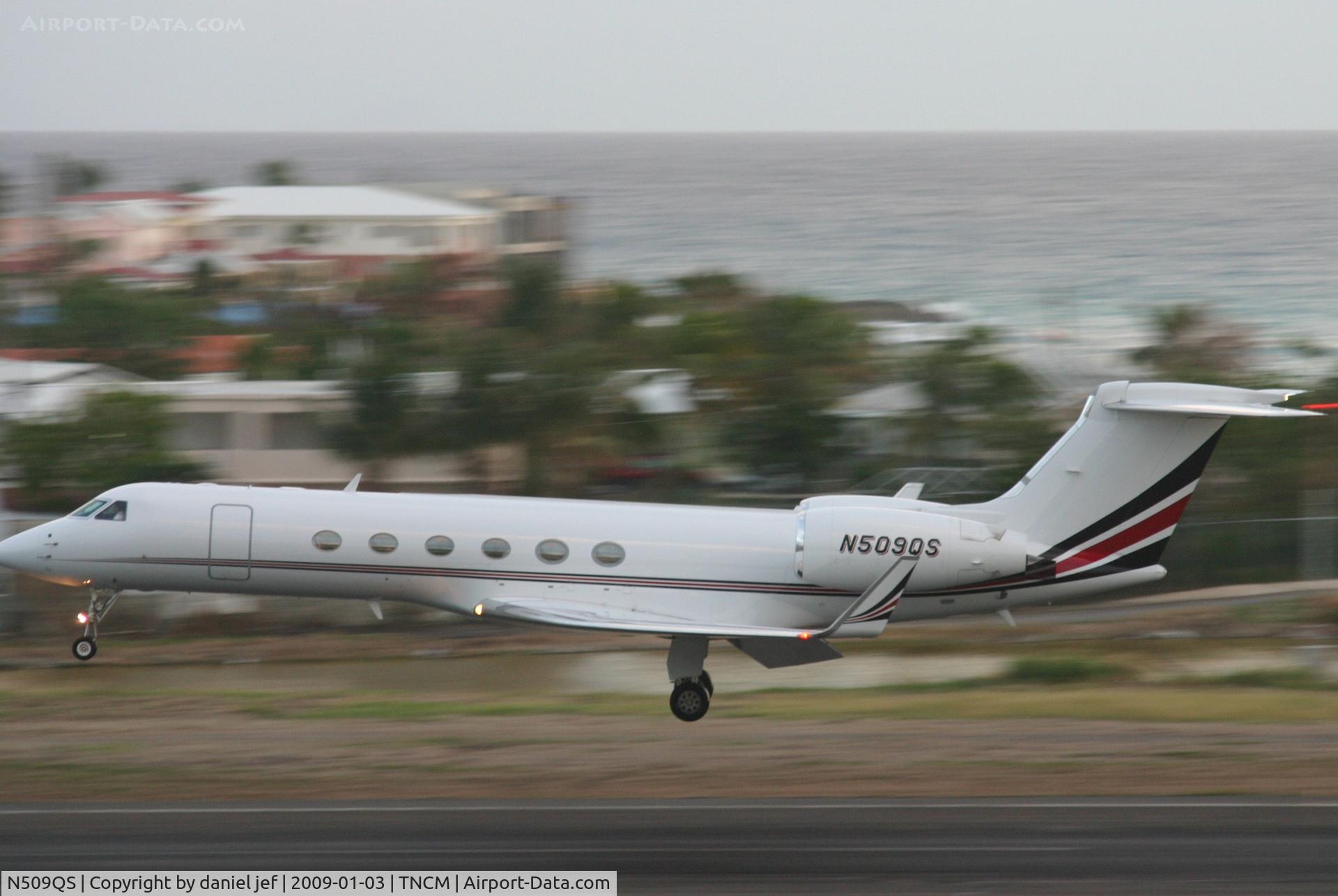 N509QS, 2001 Gulfstream Aerospace G-V C/N 637, Landing 10