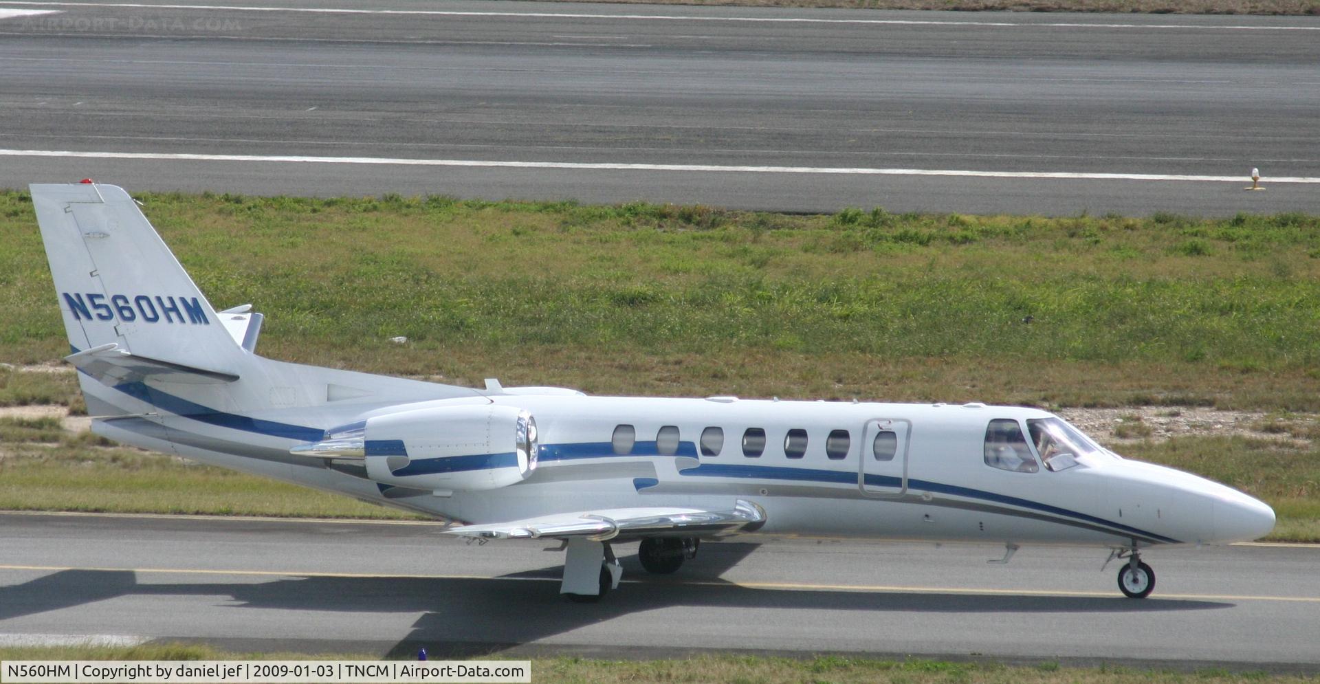 N560HM, 2006 Cessna 560 Citation Encore C/N 560-0699, taxing runway 10