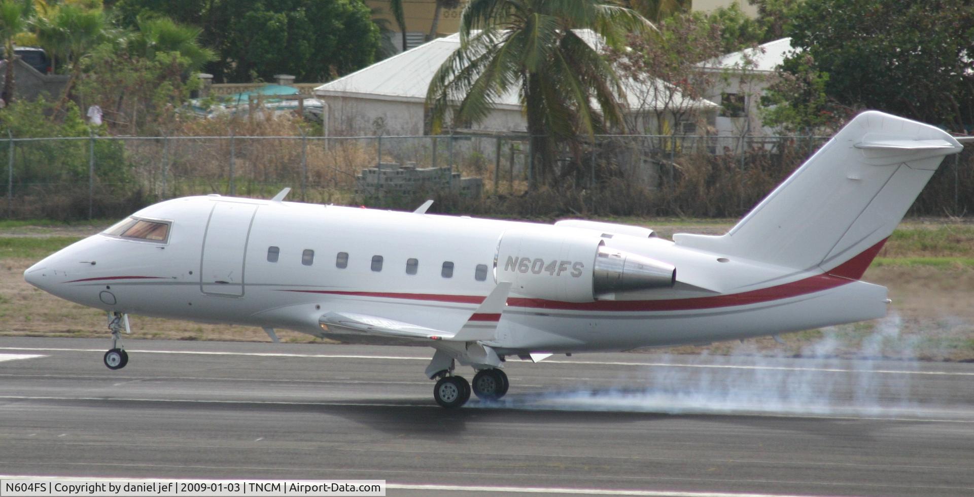 N604FS, 2000 Bombardier Challenger 604 (CL-600-2B16) C/N 5465, Landing 10