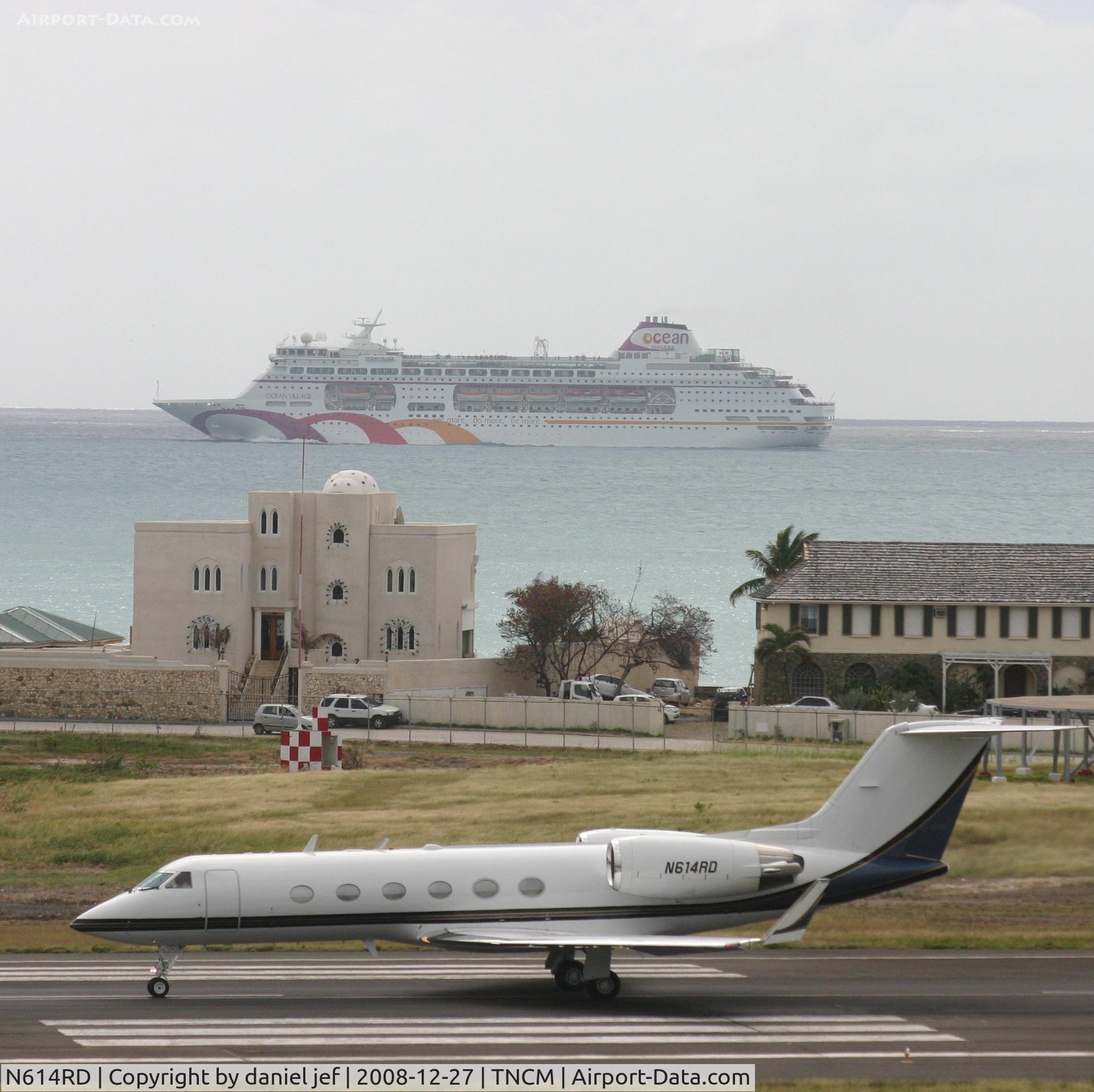 N614RD, 1986 Gulfstream Aerospace G-IV C/N 1006, taking off