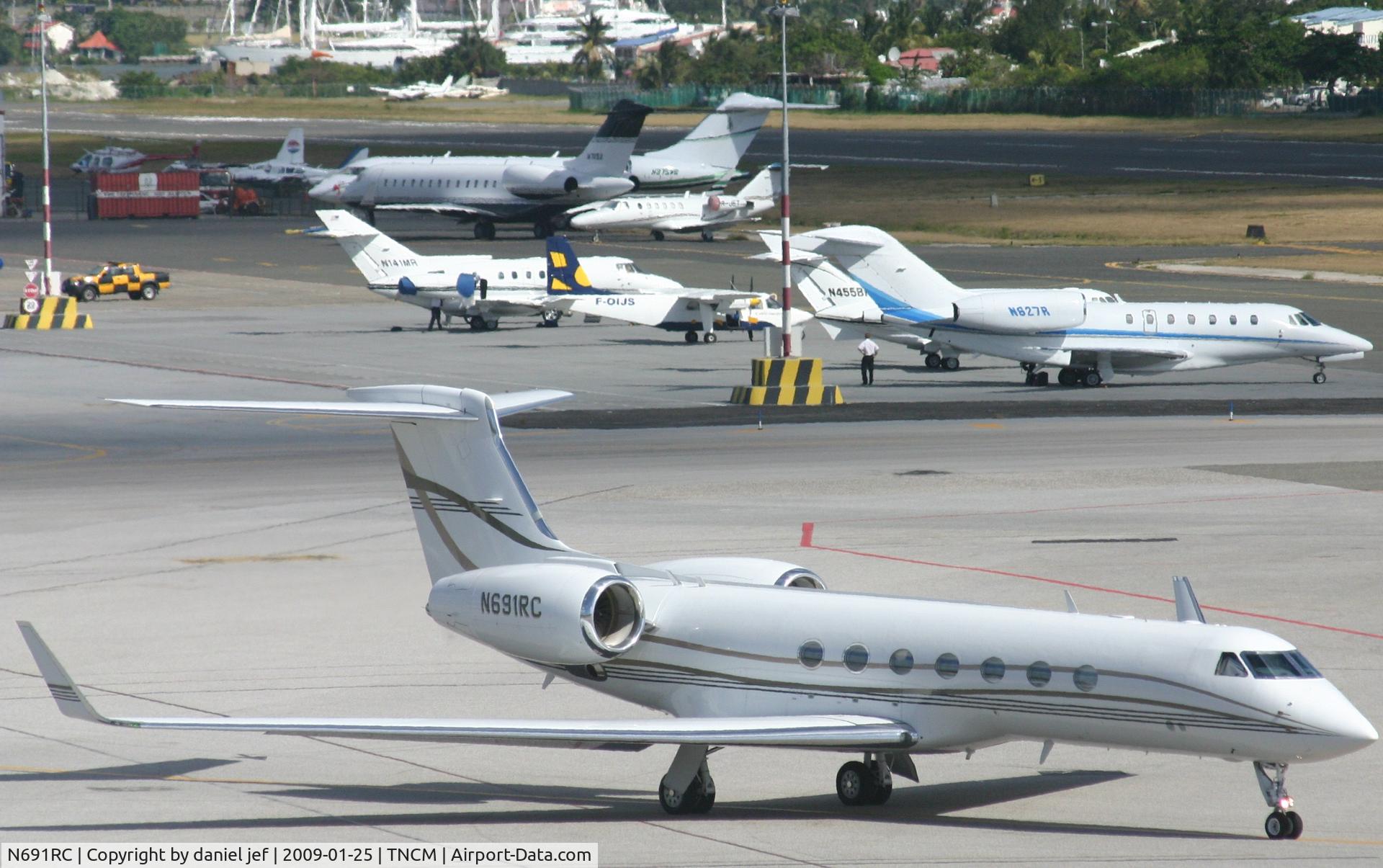 N691RC, 2000 Gulfstream Aerospace G-V C/N 605, taxing runway 10