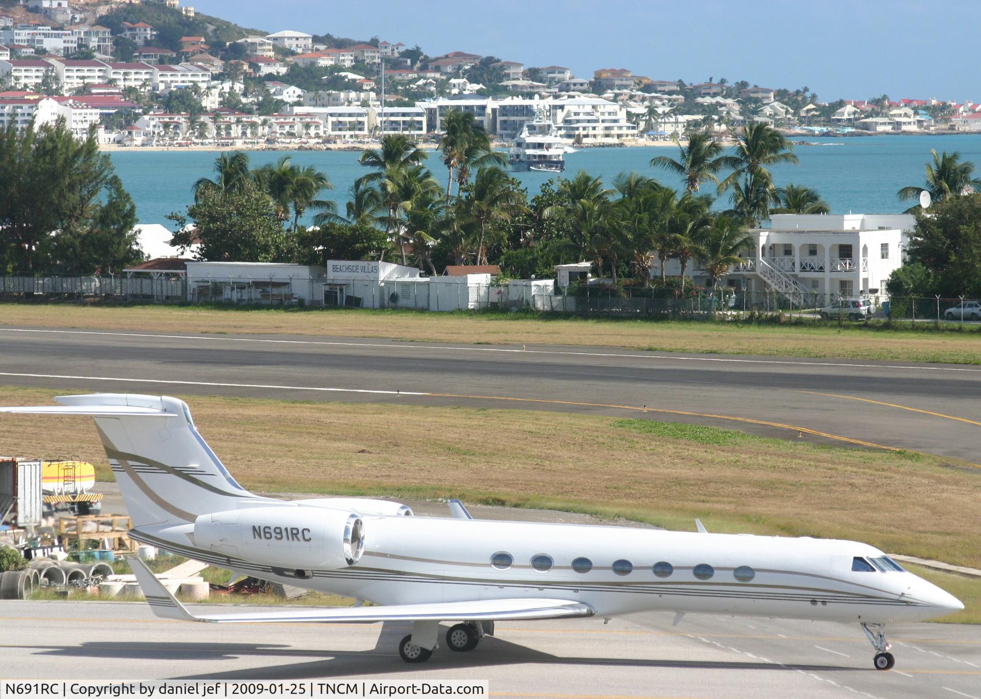 N691RC, 2000 Gulfstream Aerospace G-V C/N 605, taxing runway 10