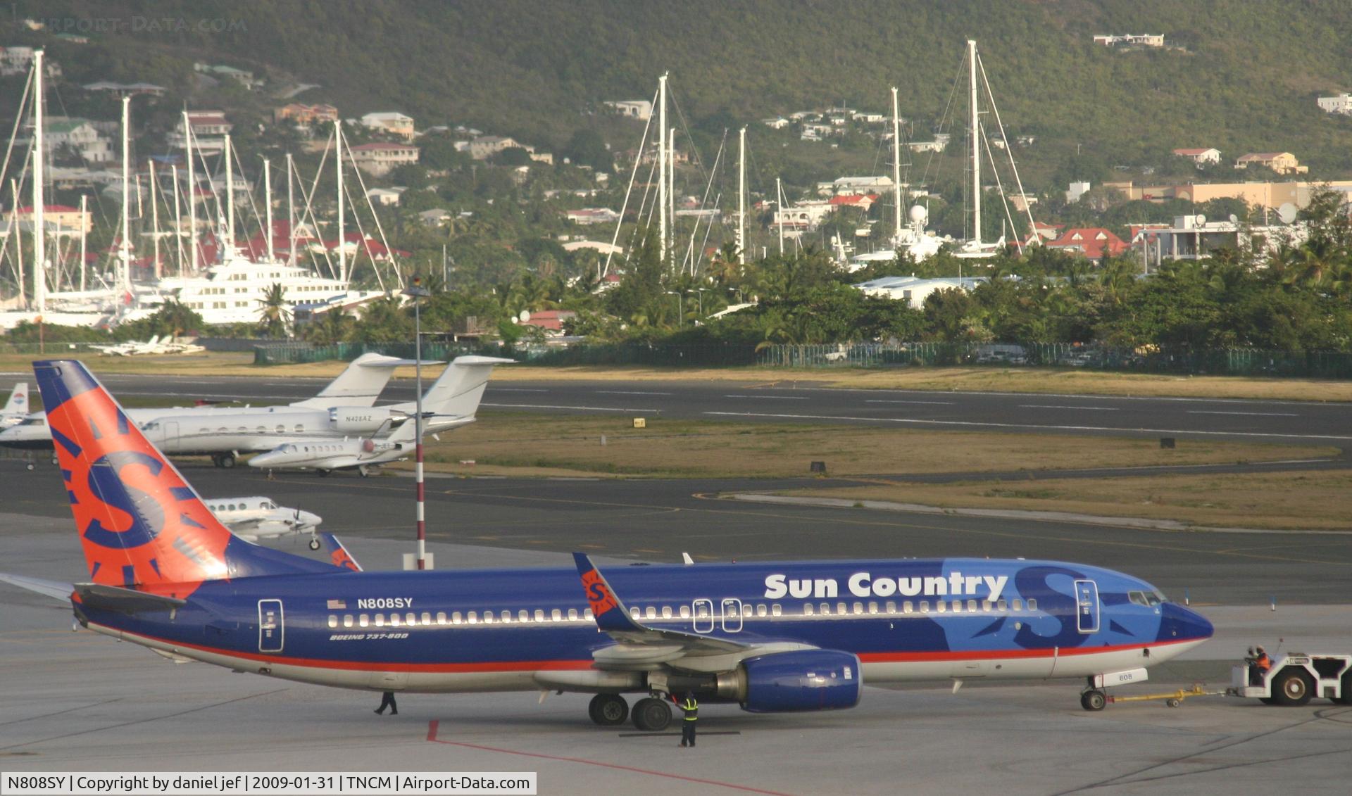 N808SY, 2005 Boeing 737-8BK C/N 33021, cleared for push back