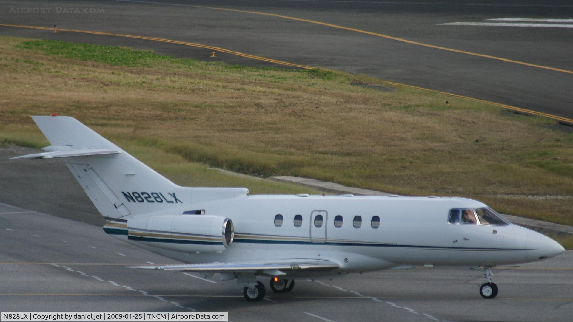 N828LX, 2000 Raytheon Hawker 800XP C/N 258461, taxing runway 10