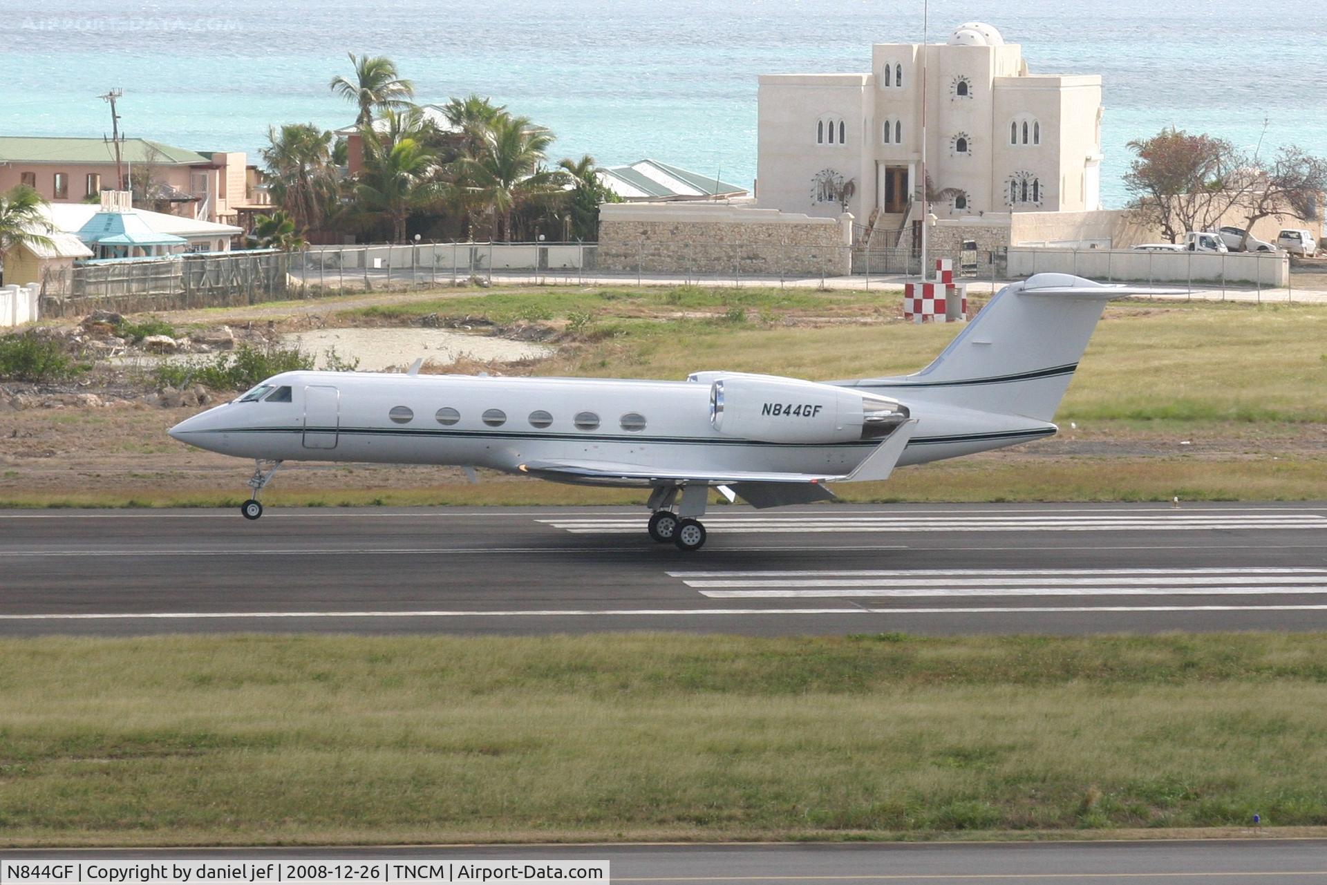 N844GF, 1989 Gulfstream Aerospace G-IV C/N 1107, Landing 10