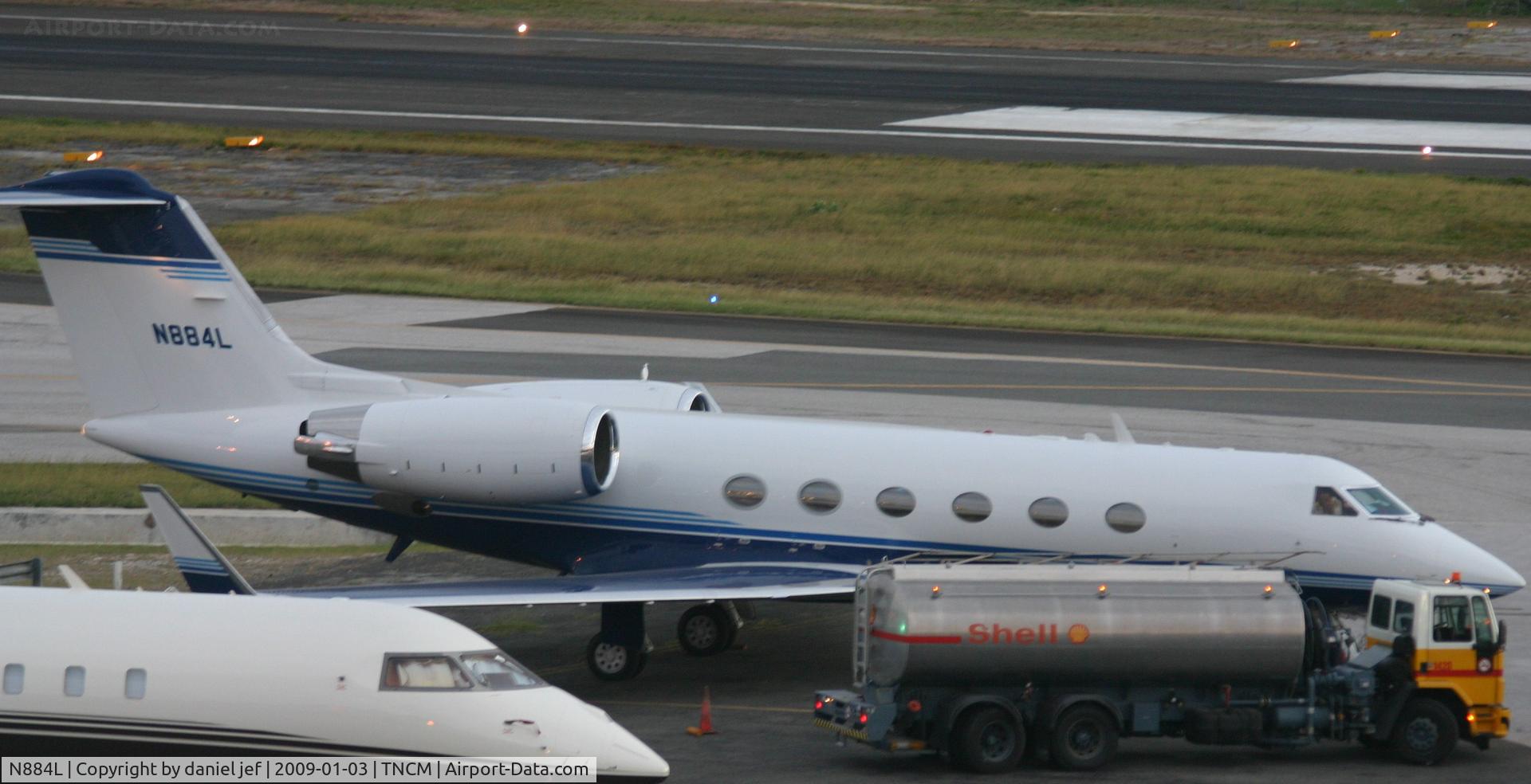 N884L, 1993 Gulfstream Aerospace G-IV C/N 1212, refueling at the cargo ramp