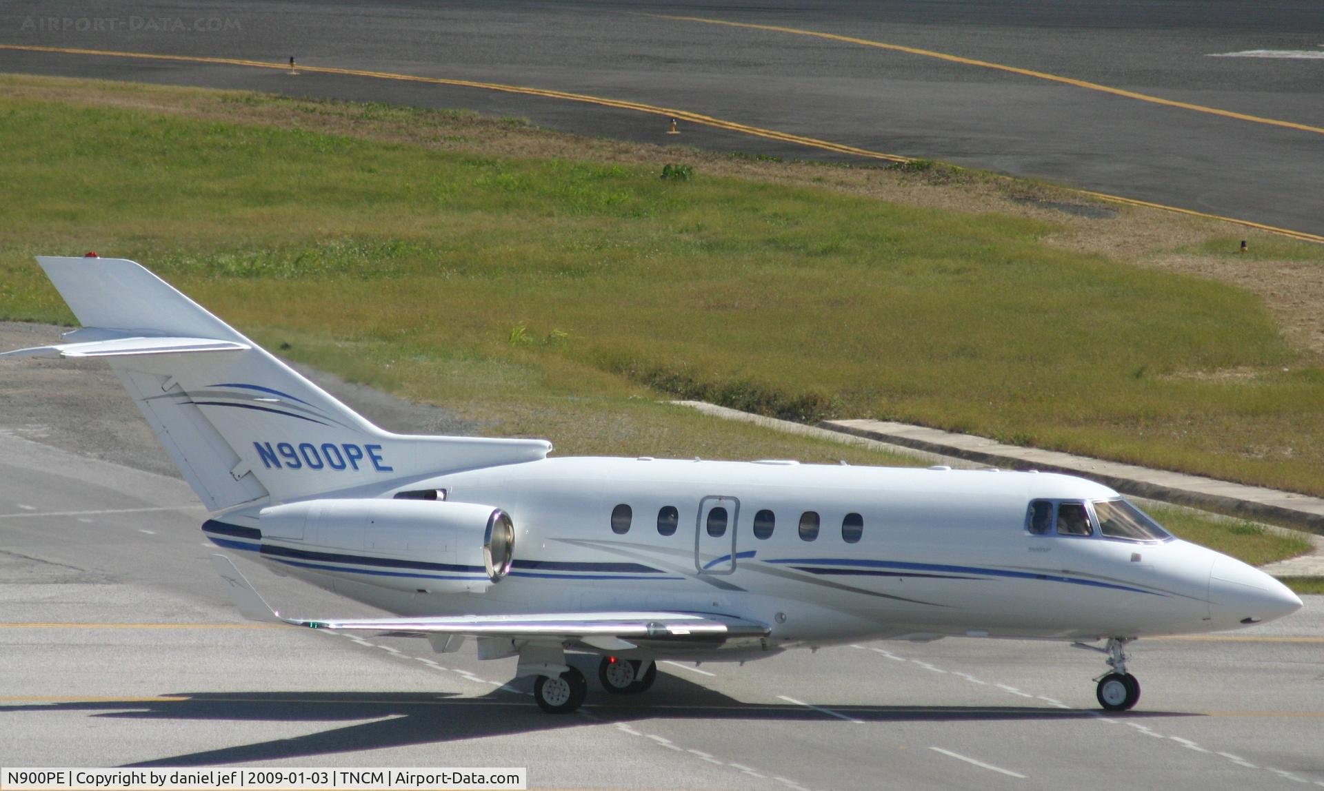 N900PE, 2008 Hawker Beechcraft 900XP C/N HA-0057, taxing runway 10
