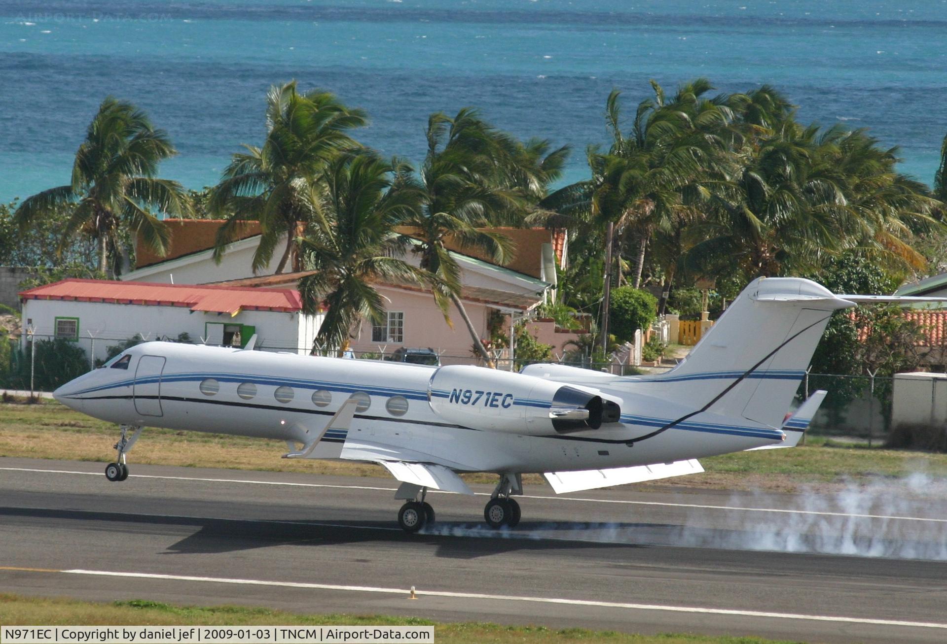 N971EC, 1985 Gulfstream Aerospace G-IV C/N 1000, Landing 10