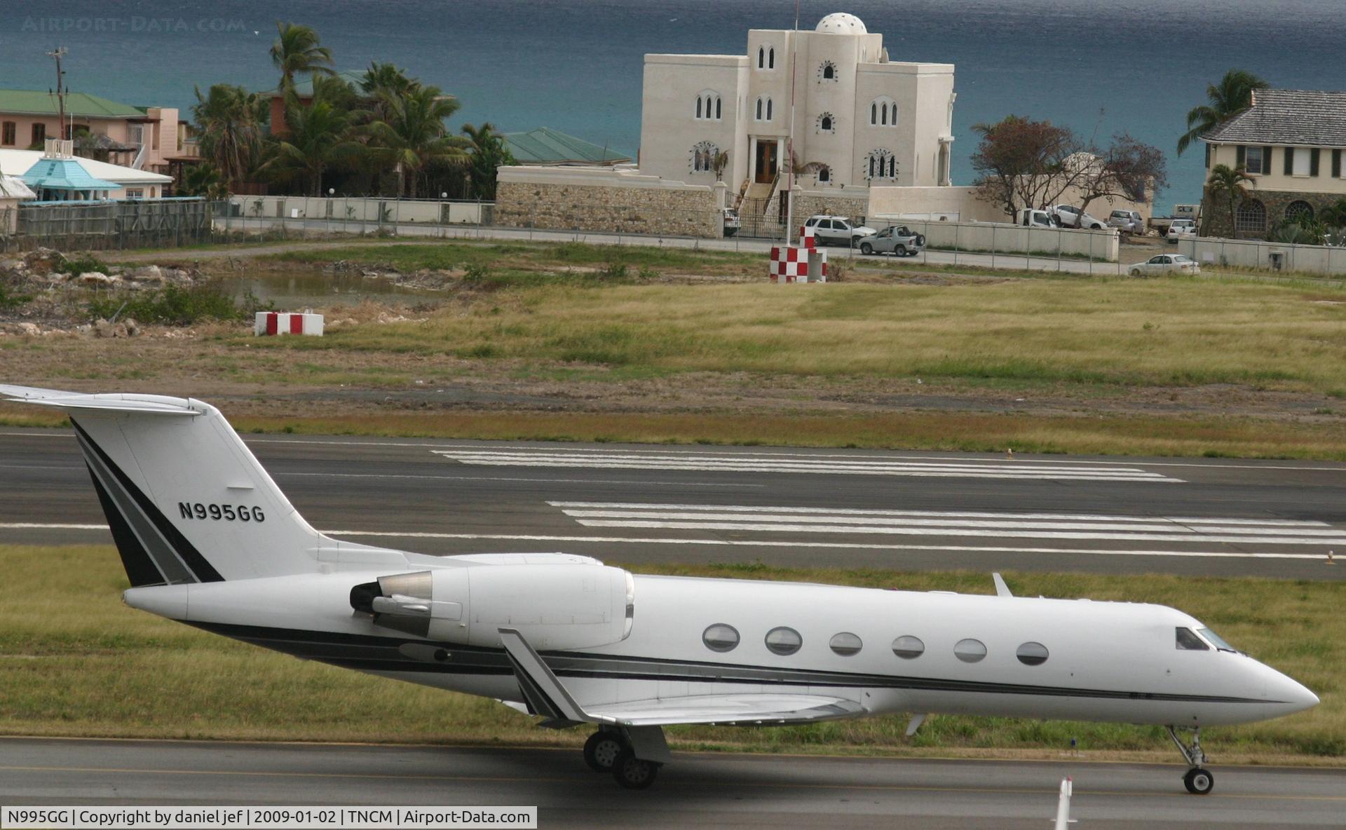 N995GG, 1988 Gulfstream Aerospace G-IV C/N 1074, taxing runway 10