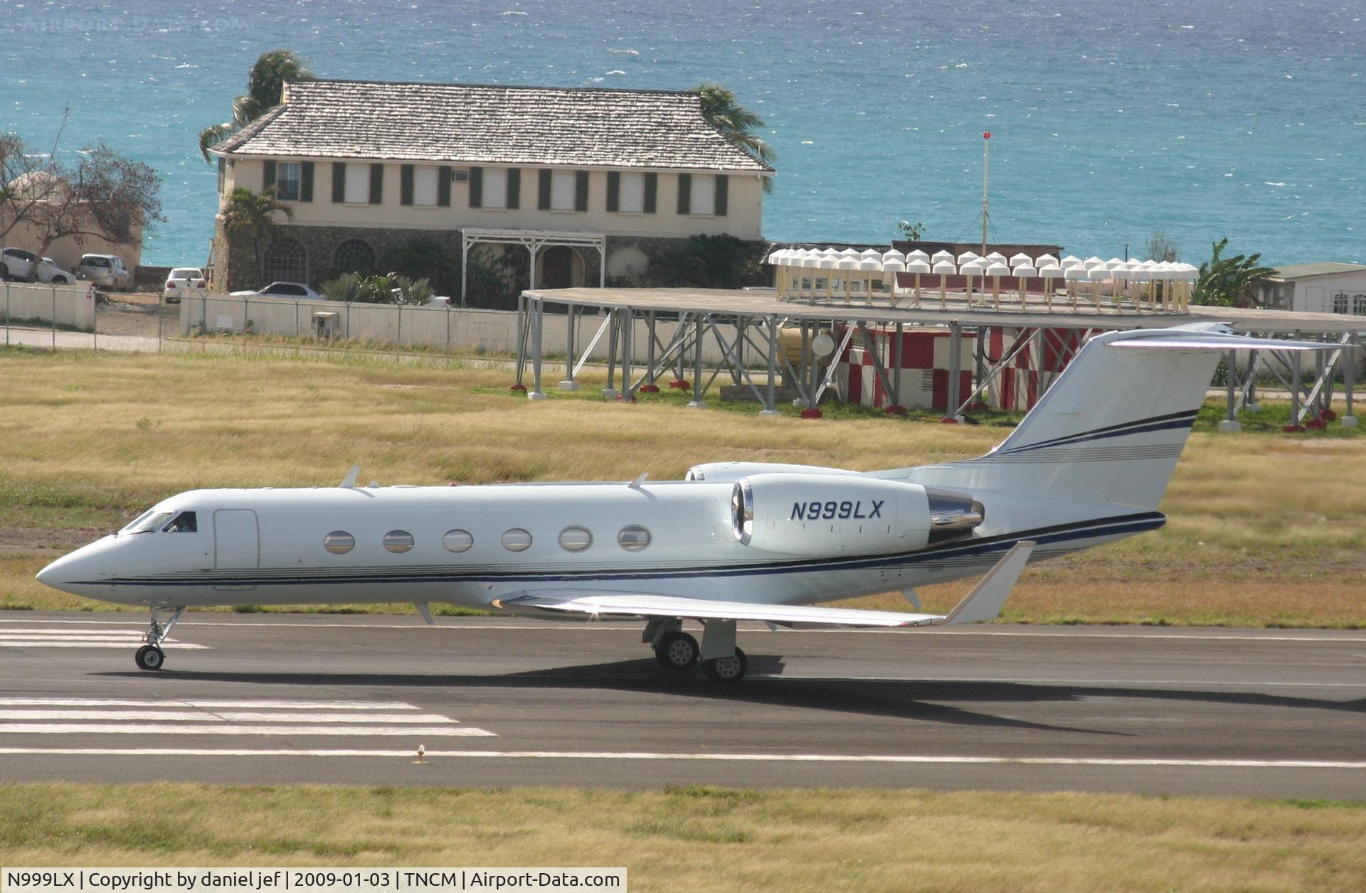 N999LX, 1989 Gulfstream Aerospace G-IV C/N 1099, taking off