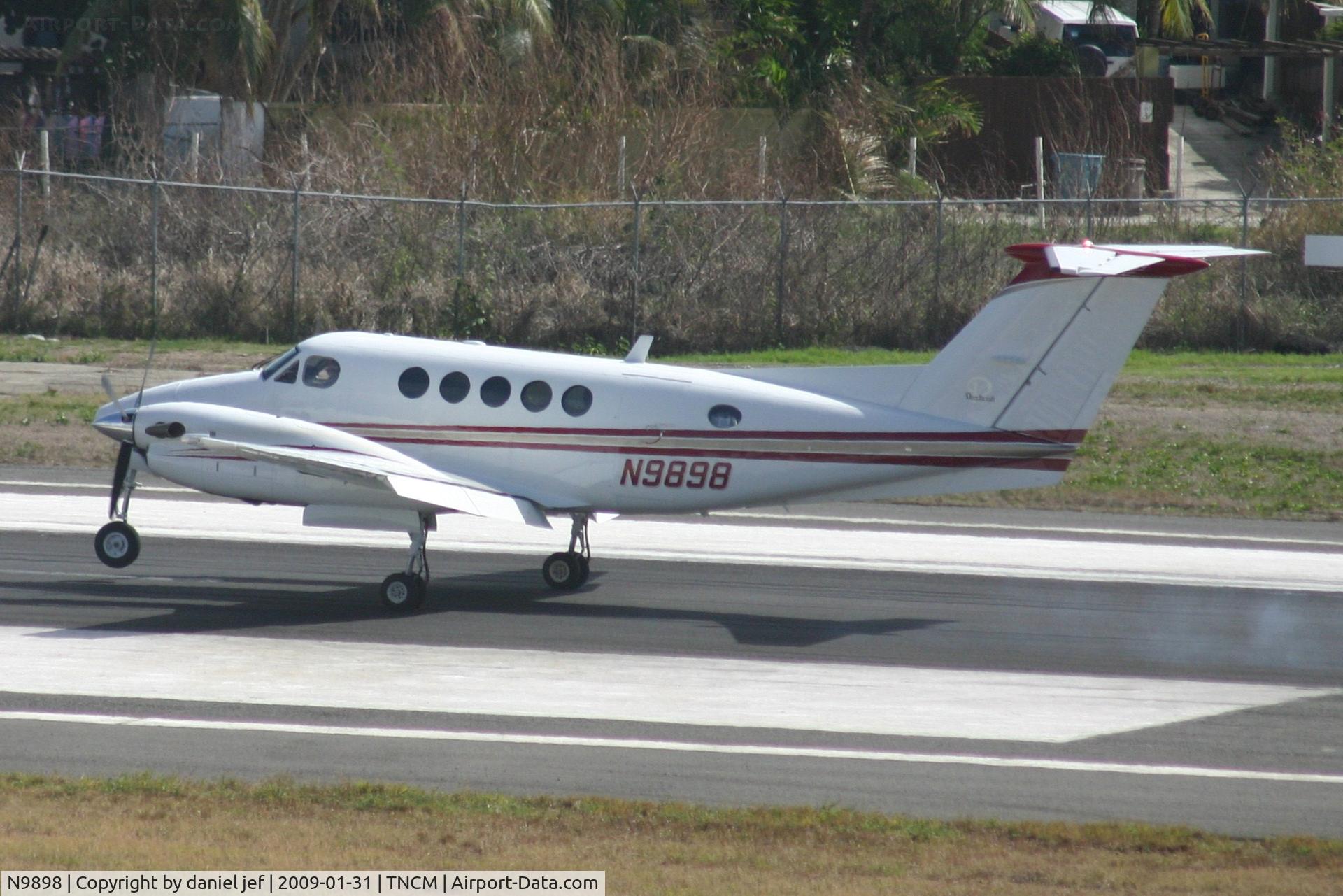 N9898, 1998 Raytheon B200 King Air C/N BB-1627, Landing 10