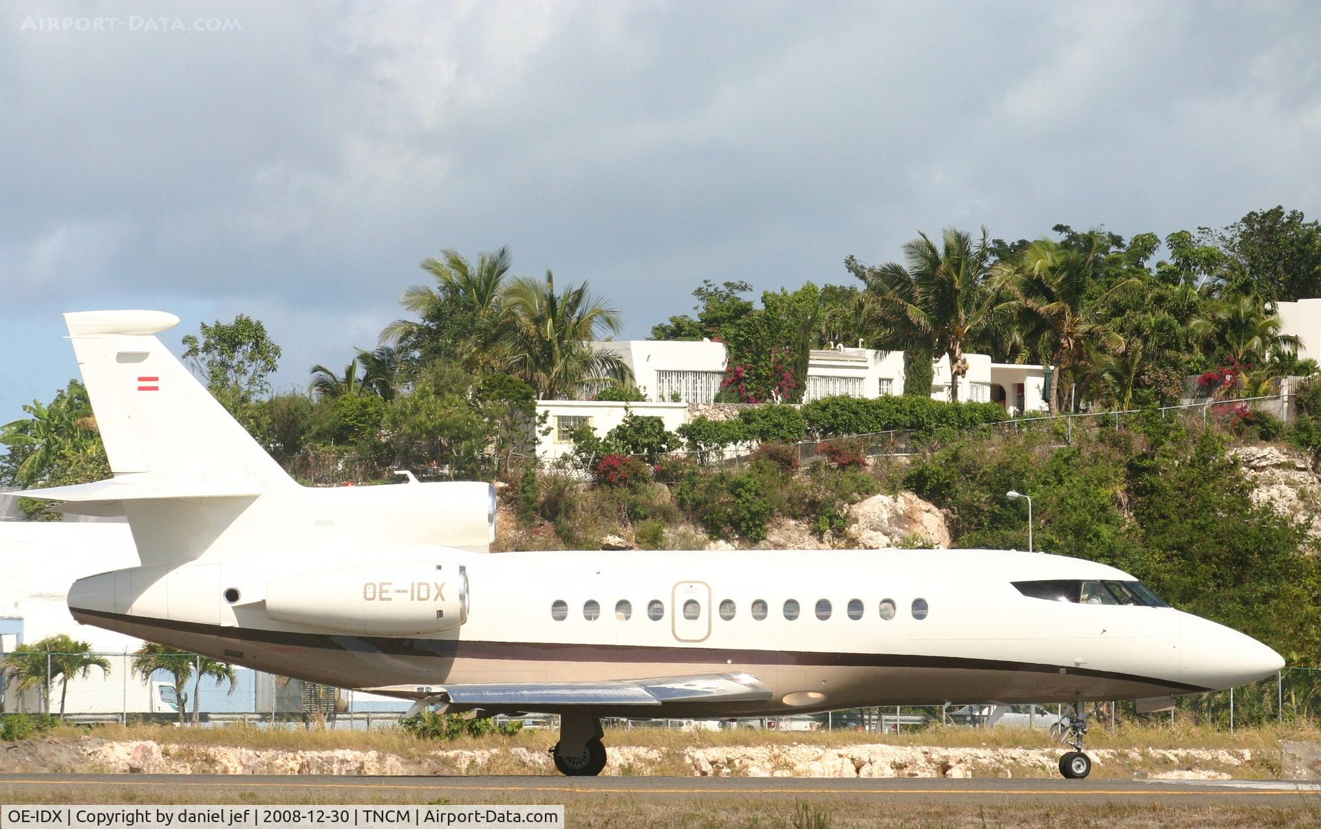 OE-IDX, 2006 Dassault Falcon 900DX C/N 604, taking off