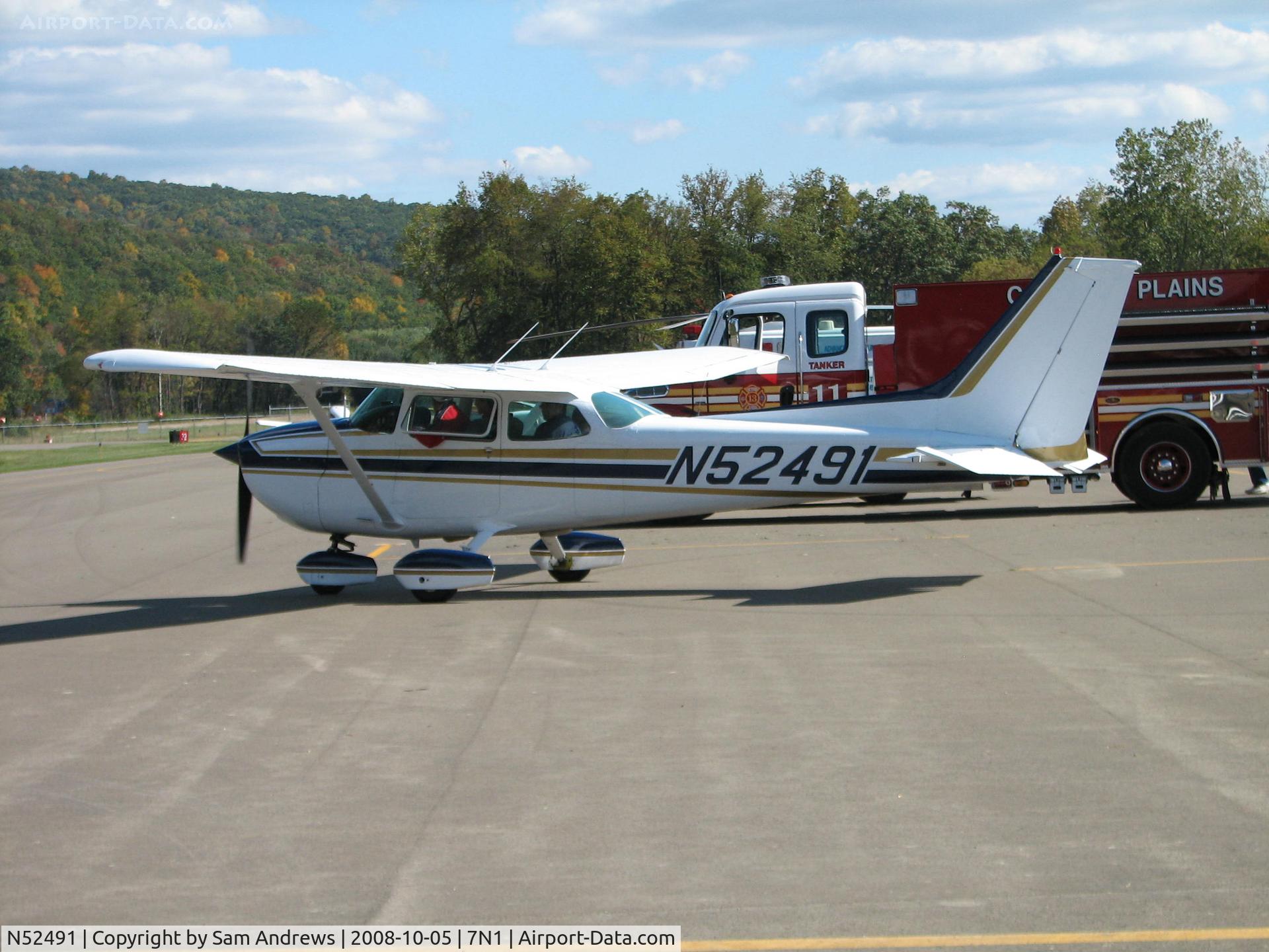 N52491, Cessna 172P C/N 17274539, taxiing for take off after a chicken dinner at Painted post.