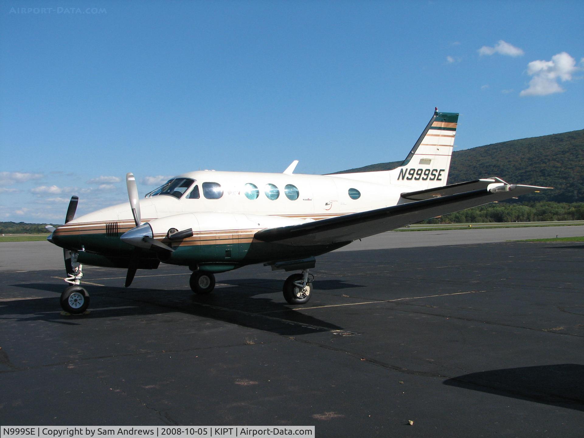 N999SE, Beech E-90 King Air C/N LW-344, Sitting on the ramp enjoying the sun.