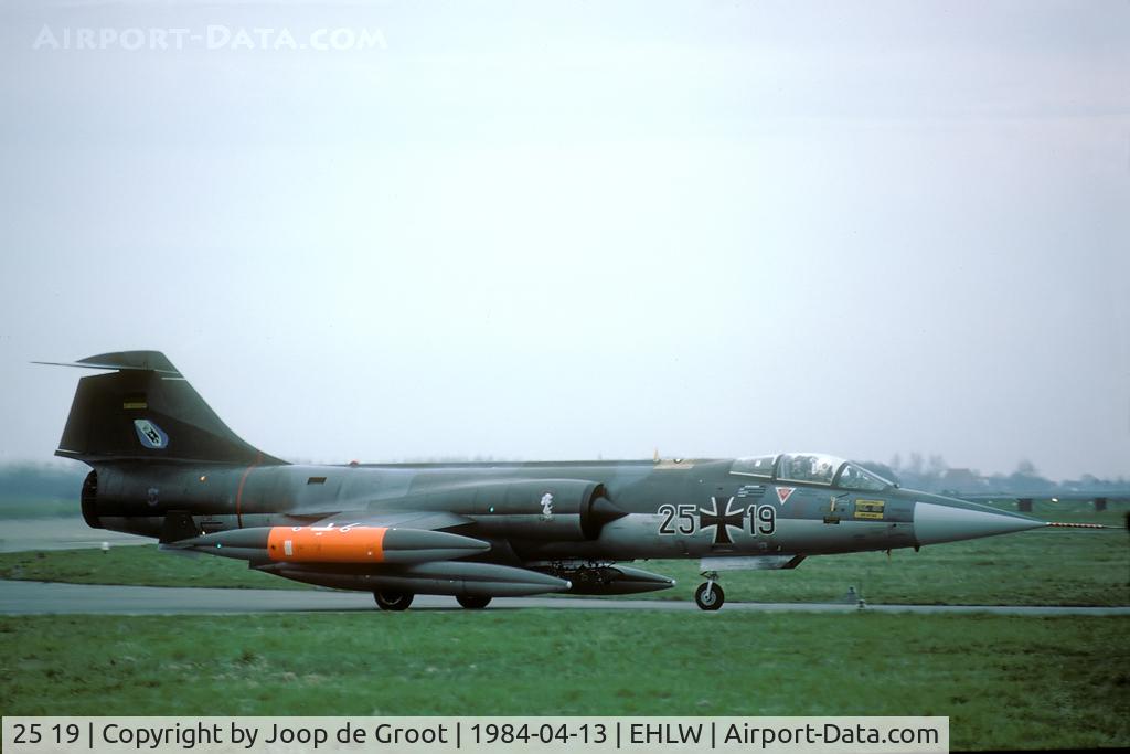 25 19, Lockheed (Fokker) F-104G Starfighter C/N 683-8290, arrived with a bomb hang up and departed a day later.