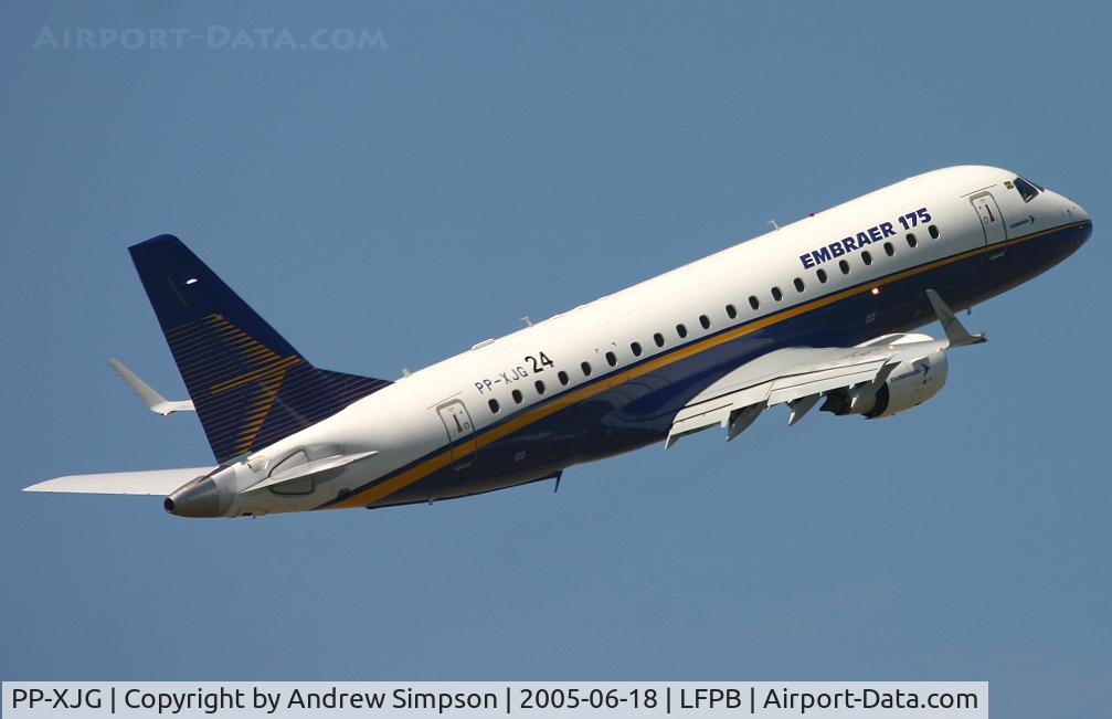PP-XJG, 2003 Embraer 175LR (ERJ-170-200LR) C/N 17000017, 2005 Paris Airshow.