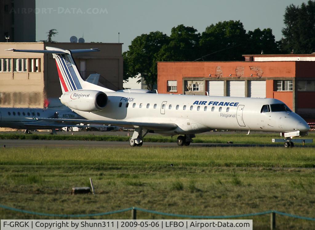 F-GRGK, 2000 Embraer EMB-145EU (ERJ-145EU) C/N 145324, Taxiing holding point rwy 32R for departure...