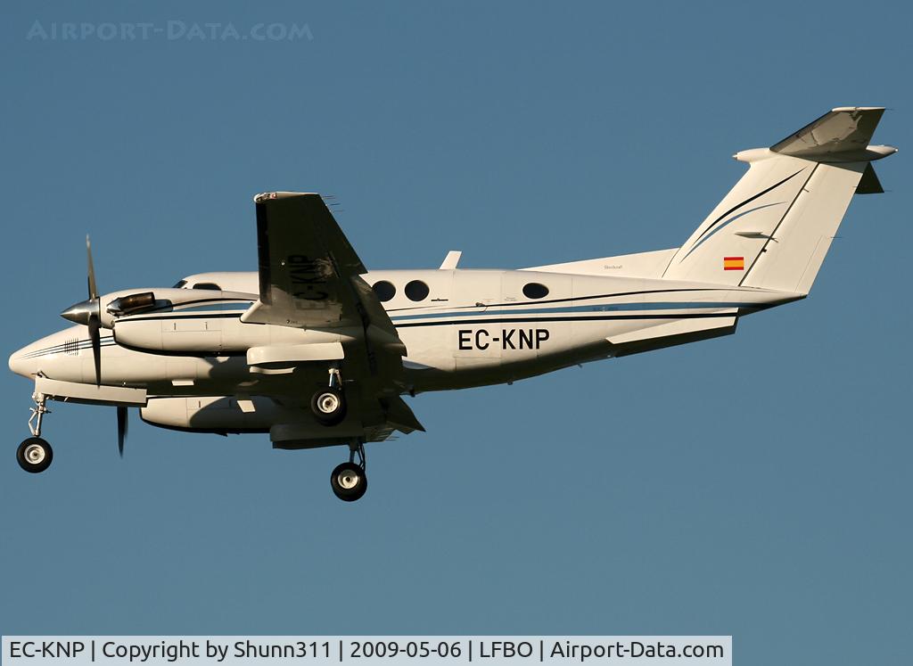 EC-KNP, 1979 Beech 200 C/N BB-561, Landing rwy 32R