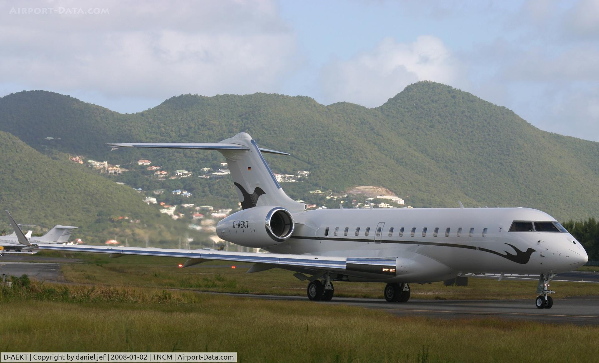 D-AEKT, 2006 Bombardier BD-700-1A10 Global Express C/N 9213, taxing runway 10