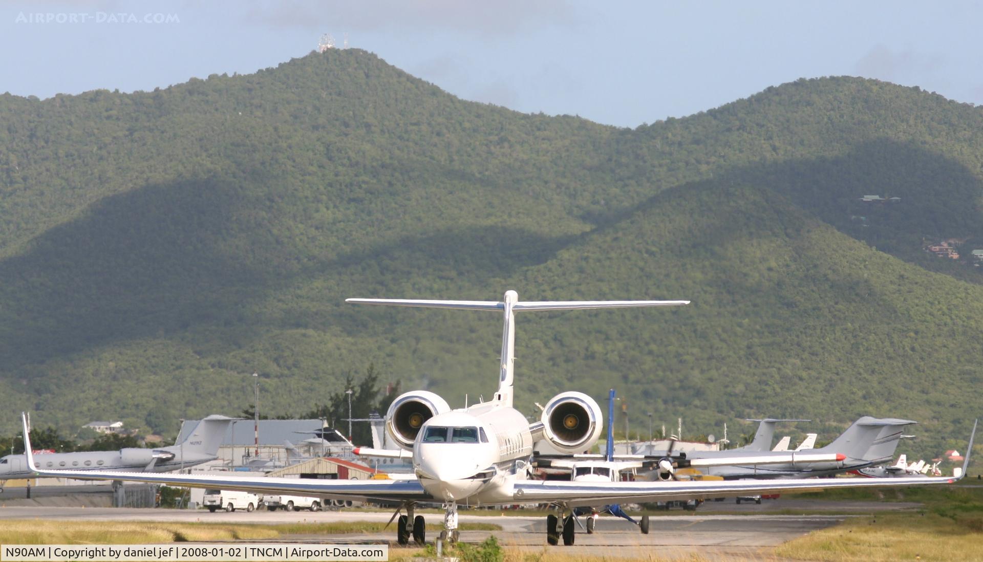 N90AM, 1999 Gulfstream Aerospace G-V C/N 592, taxing runway 10