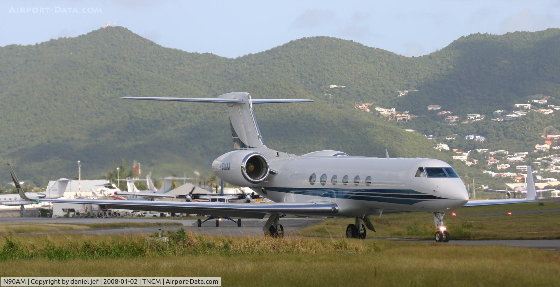 N90AM, 1999 Gulfstream Aerospace G-V C/N 592, taxing runway 10