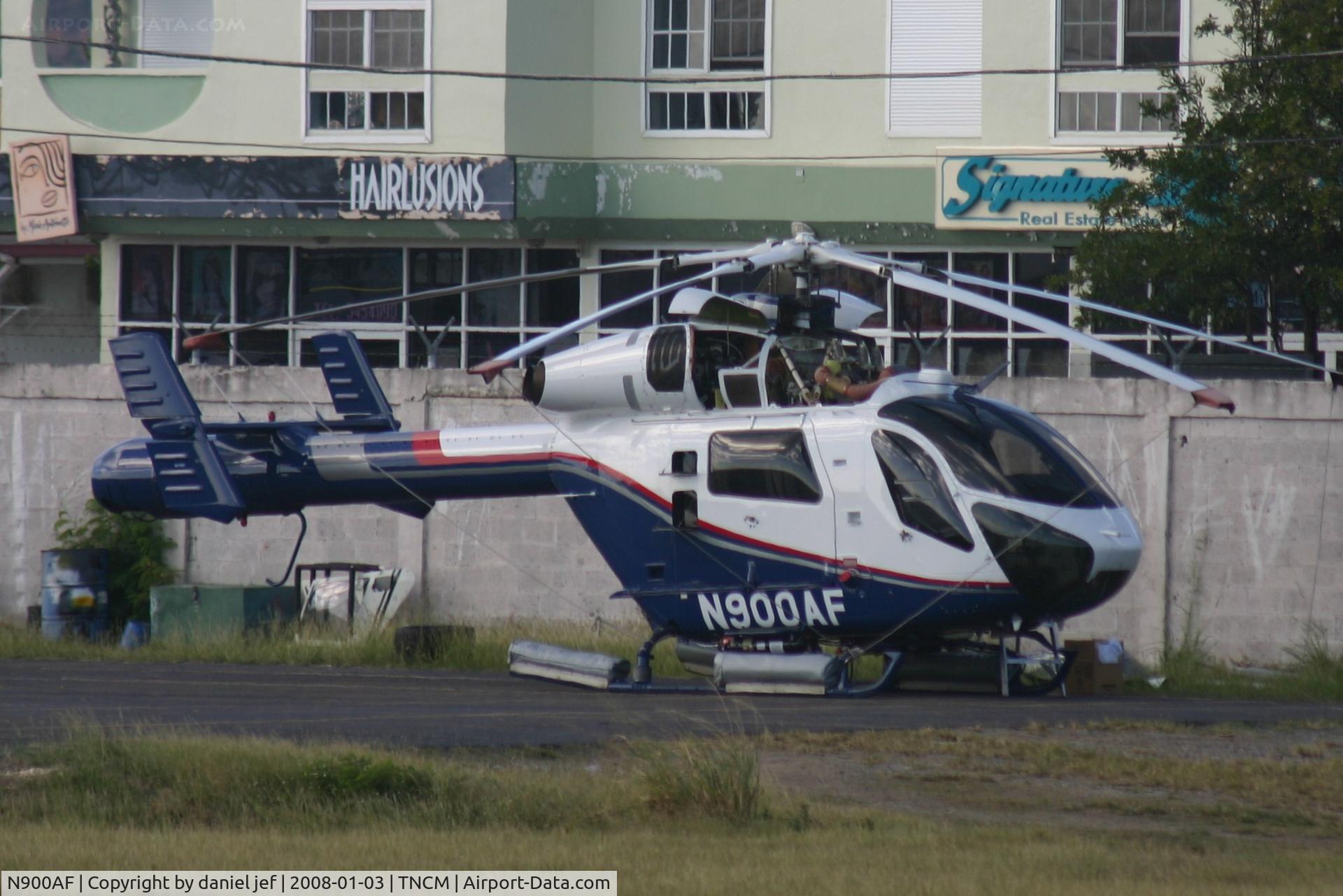N900AF, 1995 McDonnell Douglas MD-900 Explorer C/N 900-00023, At the helipad