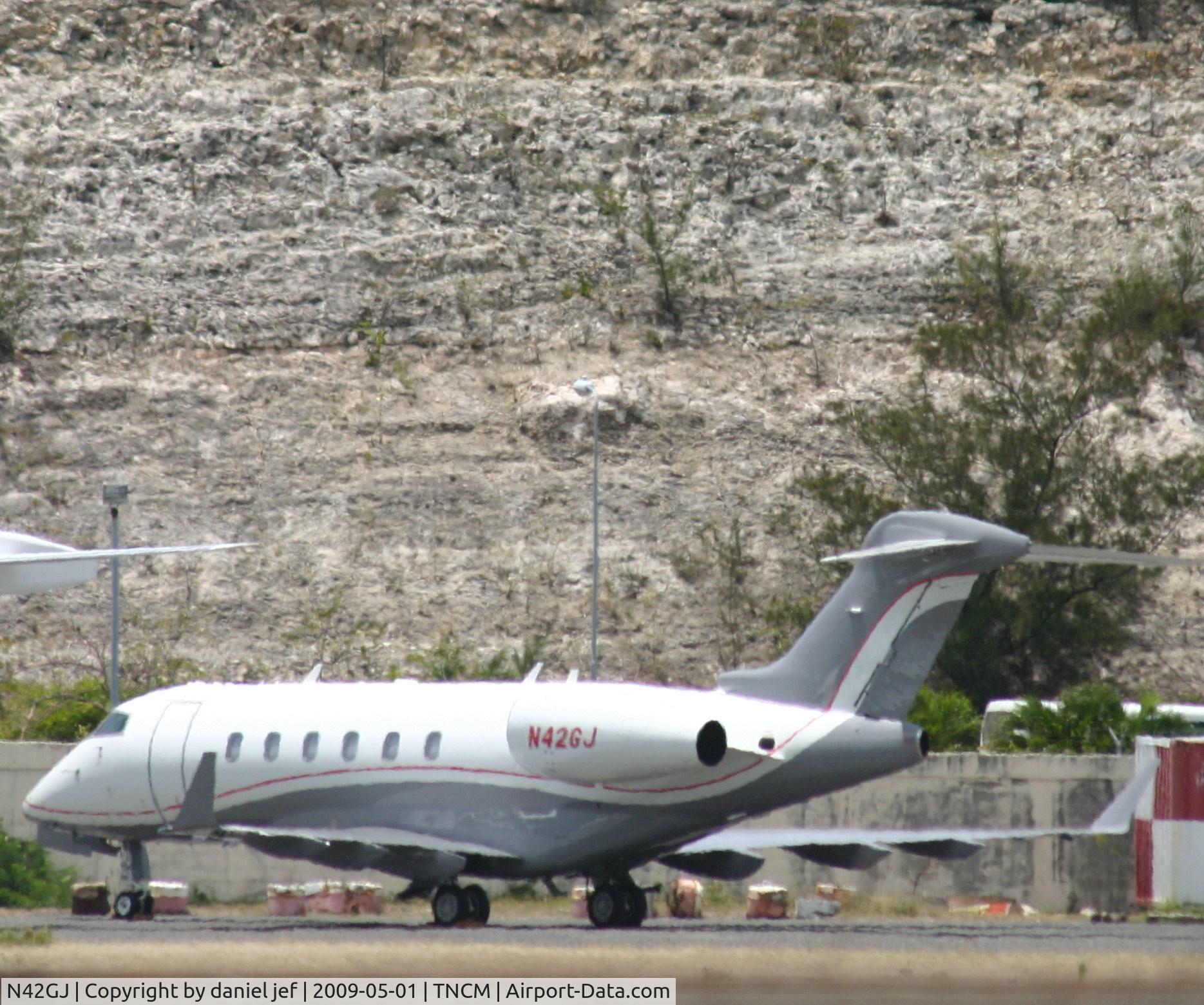 N42GJ, 2006 Bombardier Challenger 300 (BD-100-1A10) C/N 20085, park at the cargo ramp