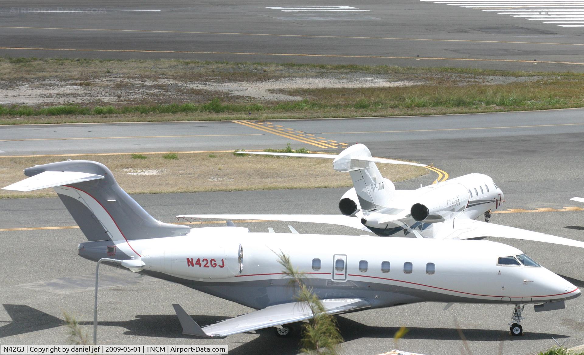 N42GJ, 2006 Bombardier Challenger 300 (BD-100-1A10) C/N 20085, park at the cargo ramp