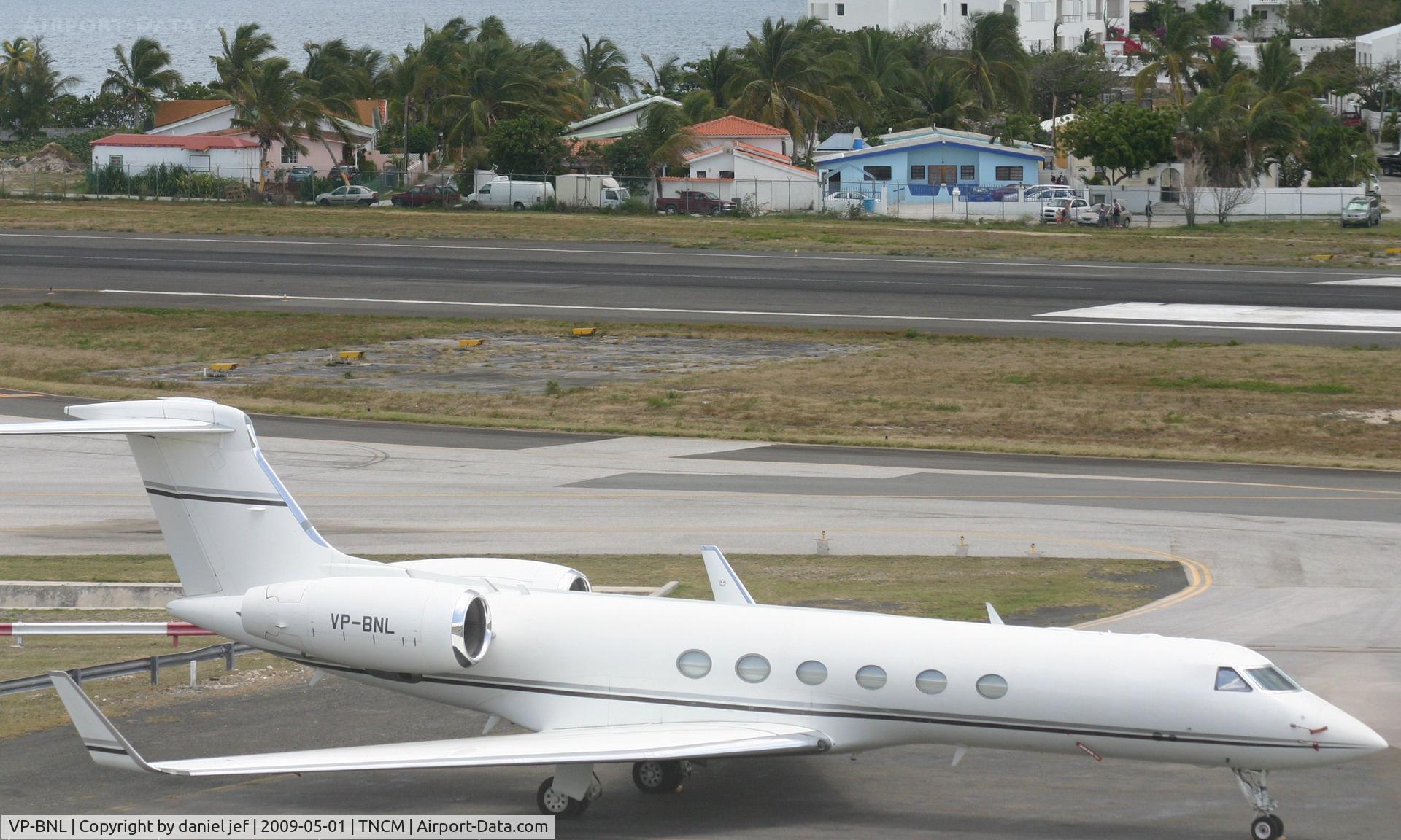 VP-BNL, 2000 Gulfstream G-V C/N 607, park at the cargo ramp