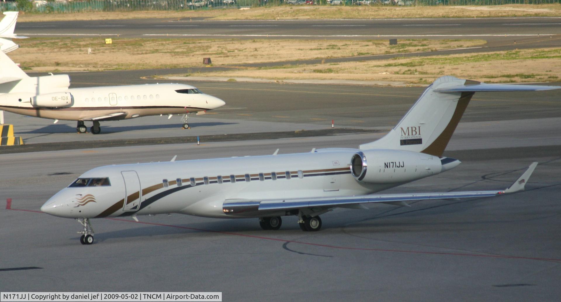N171JJ, 2006 Bombardier BD-700-1A11 Global Express 5000 C/N 9209, taxing runway 10