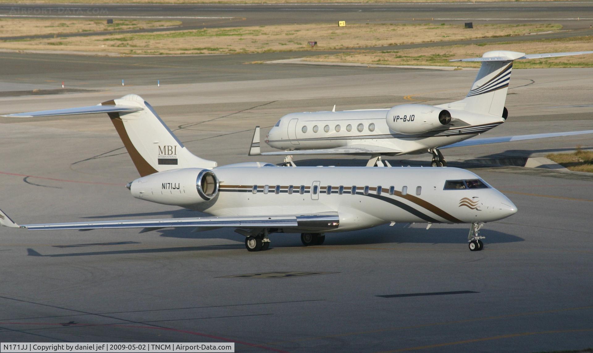 N171JJ, 2006 Bombardier BD-700-1A11 Global Express 5000 C/N 9209, taxing runway 10