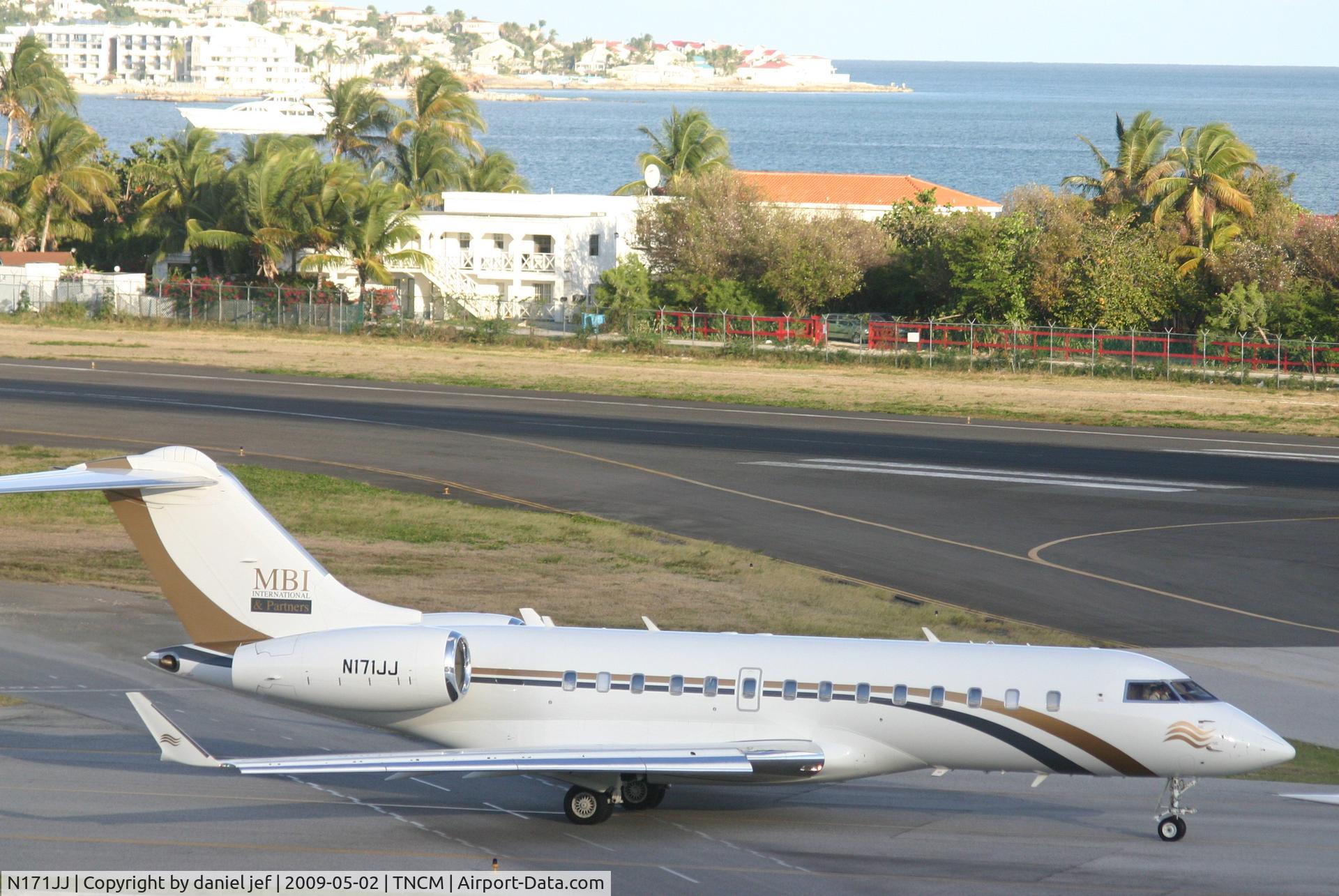 N171JJ, 2006 Bombardier BD-700-1A11 Global Express 5000 C/N 9209, taxing runway 10