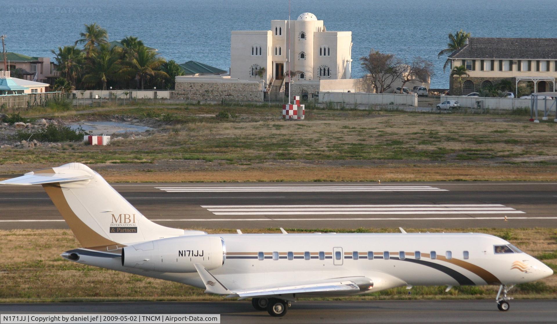 N171JJ, 2006 Bombardier BD-700-1A11 Global Express 5000 C/N 9209, taxing runway 10