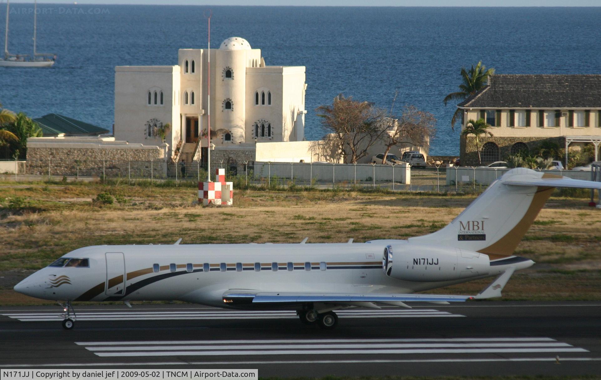 N171JJ, 2006 Bombardier BD-700-1A11 Global Express 5000 C/N 9209, taking off rn10