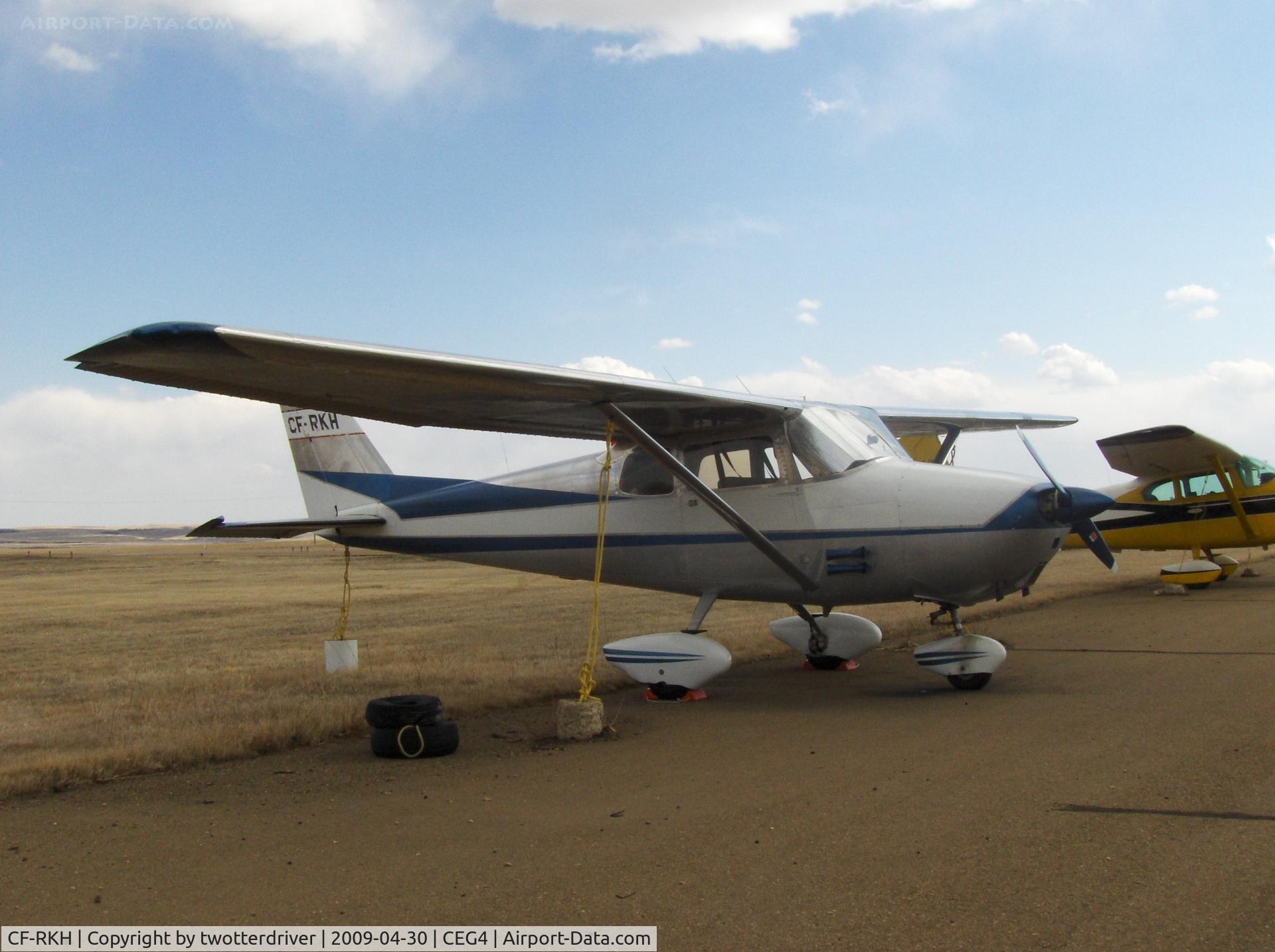 CF-RKH, 1960 Cessna 172A C/N 46940, Tied Down in the wind
