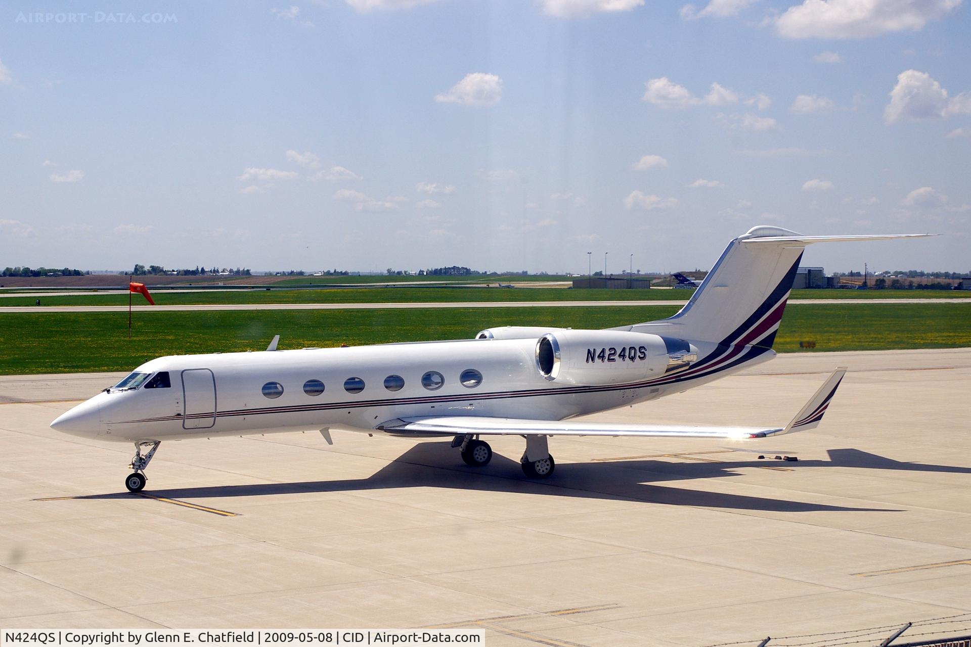 N424QS, 1997 Gulfstream Aerospace G-IV C/N 1324, Just pulling out of parking in front of Landmark, heading for Runway 27