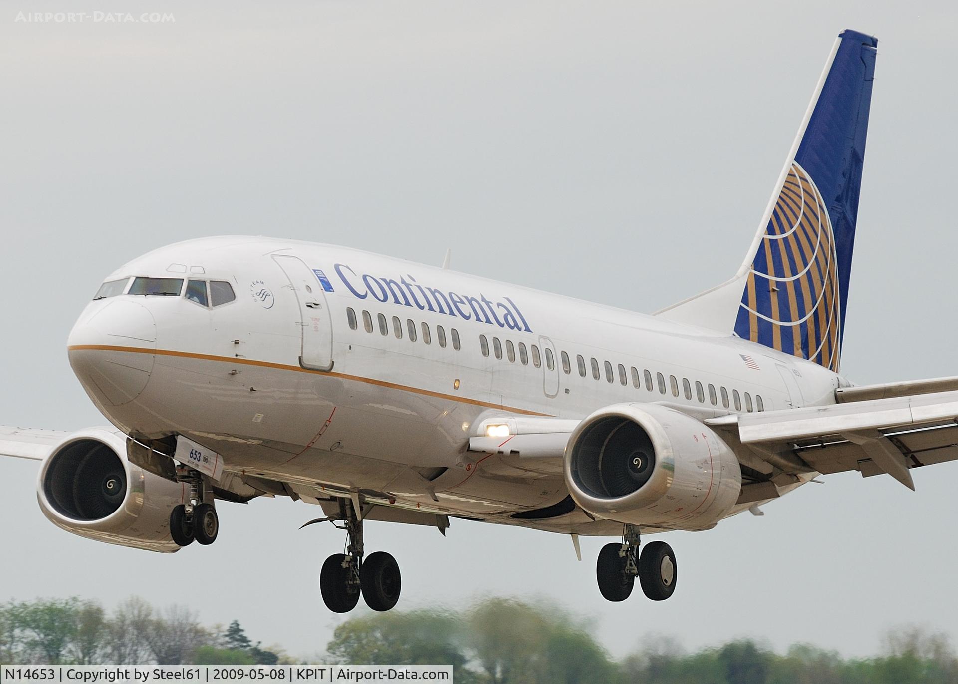 N14653, 1998 Boeing 737-524 C/N 28914, Landing on 28L
