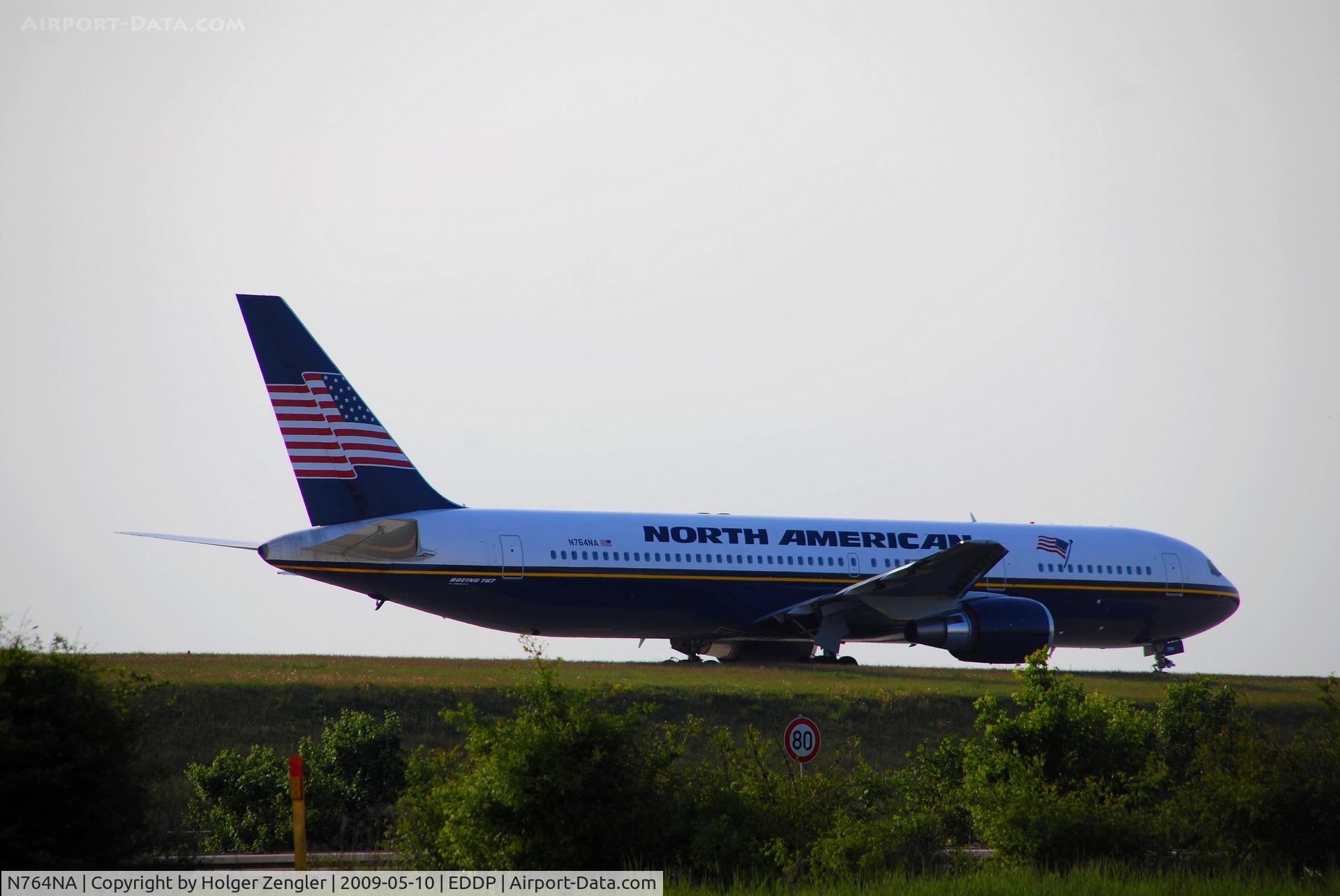N764NA, 1993 Boeing 767-328 C/N 27135, Going to nothern runway, ready for a flight to eastern destinations