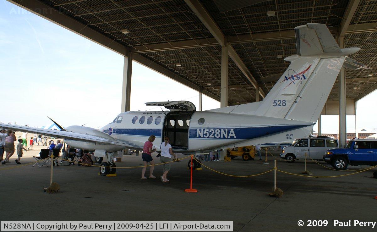 N528NA, Beech UC-12B Huron C/N BJ-3, NASA bird getting some spectation